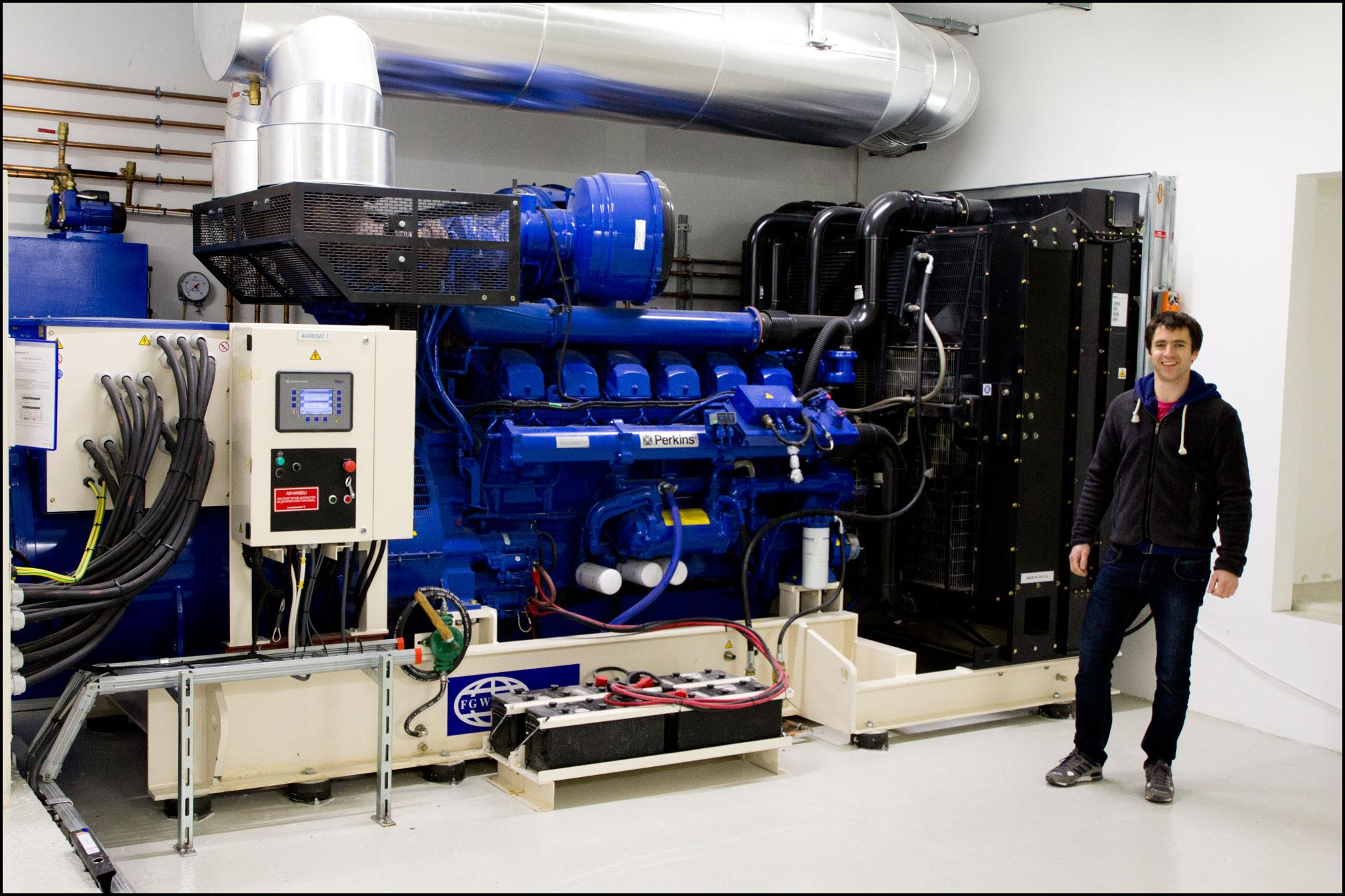 Teknisk sjef i Mediehuset Tek, Amund Espelien, står ved siden av dieselgeneratoren.Foto: Jørgen Elton Nilsen, Hardware.no