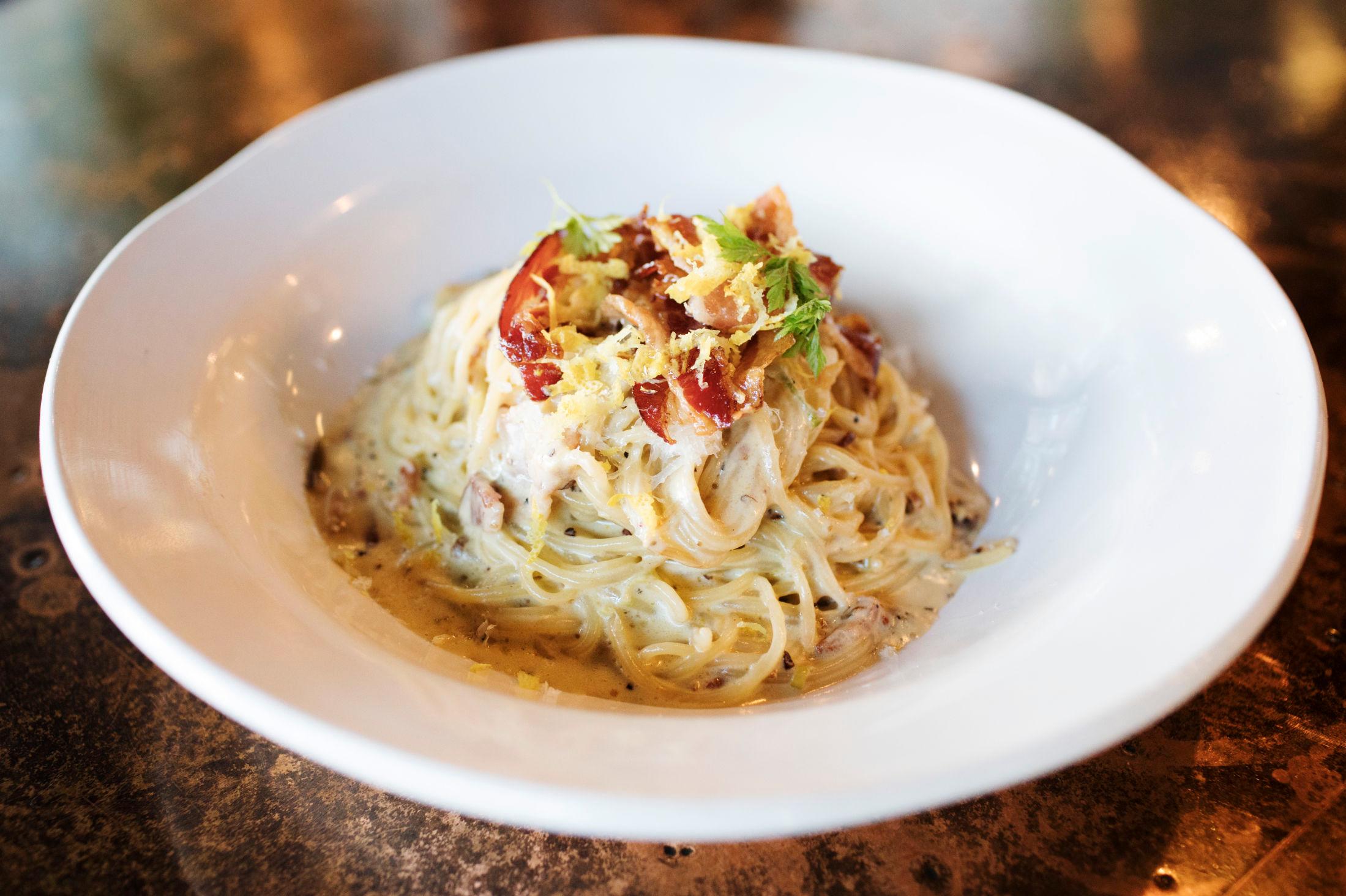 CARBONARA: Den klassiske "pasta carbonara" er en av rettene på menyen. Merk: Bildene er ikke tatt samtidig som anmelder var på stedet. Foto: Therese Alice Sanne/VG