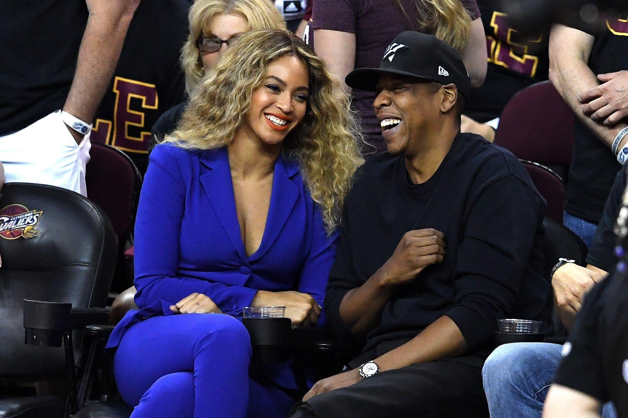 PÅ BASKETKAMP: Beyoncé og Jay Z under NBA-finalen i juni 2016. Beyoncé kledd i powersuit.