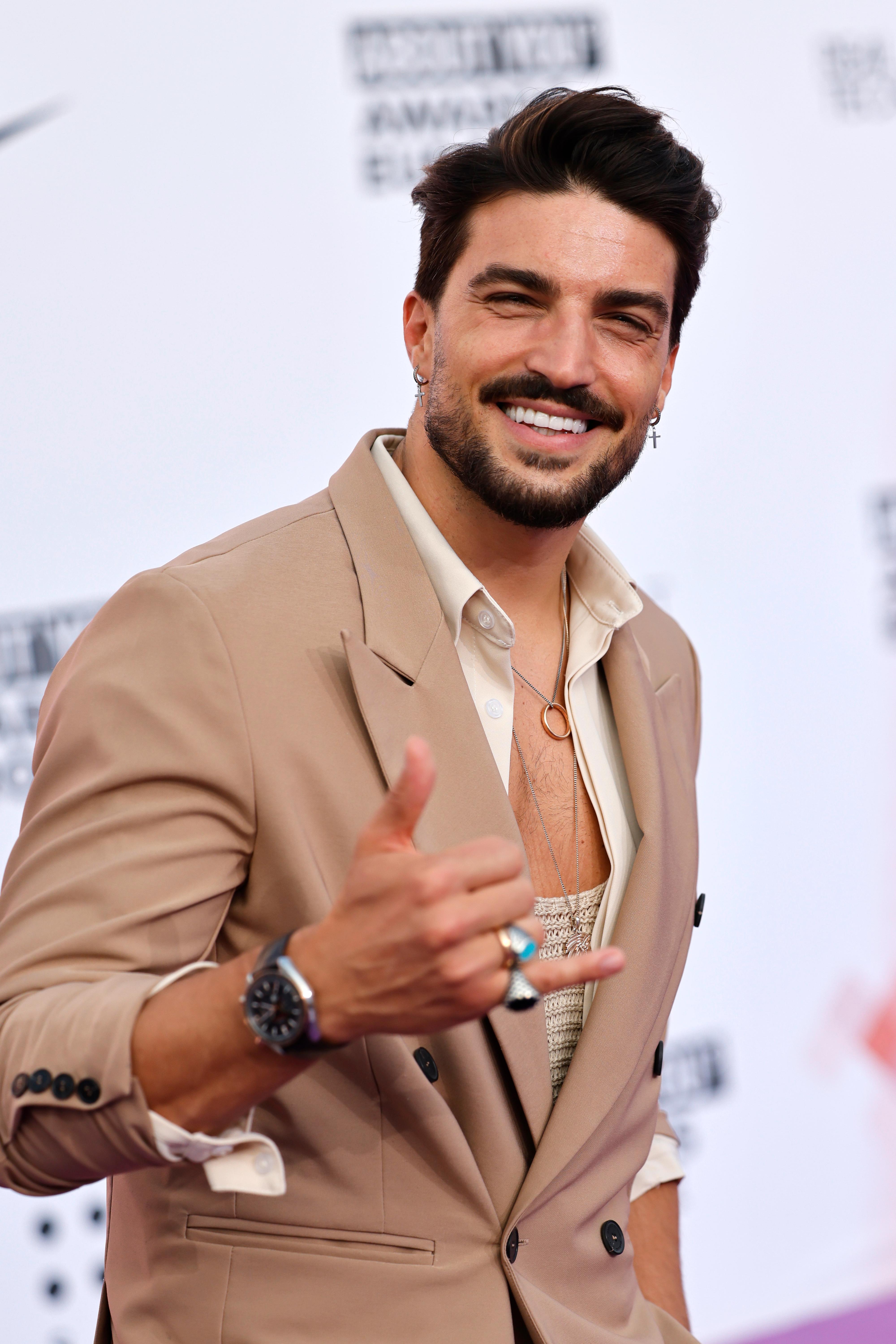 TON I TON: Influencer Mariano Di Vaio stylet sin beige dress med plagg i andre lysebrune farger. 