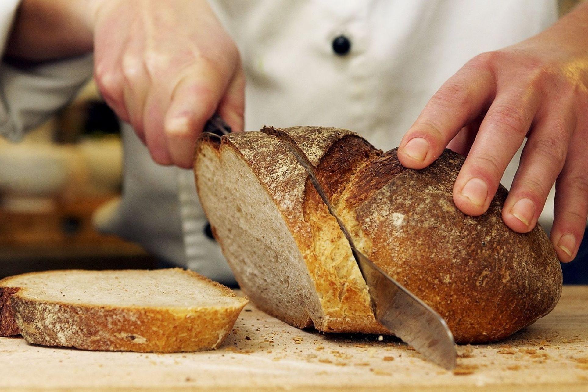 GOD BRØDKNIV: Aateigen mener det er viktig med en god brødkniv på studenkjøkkenet. Foto: Espen Sjølingstad Hoen/VG