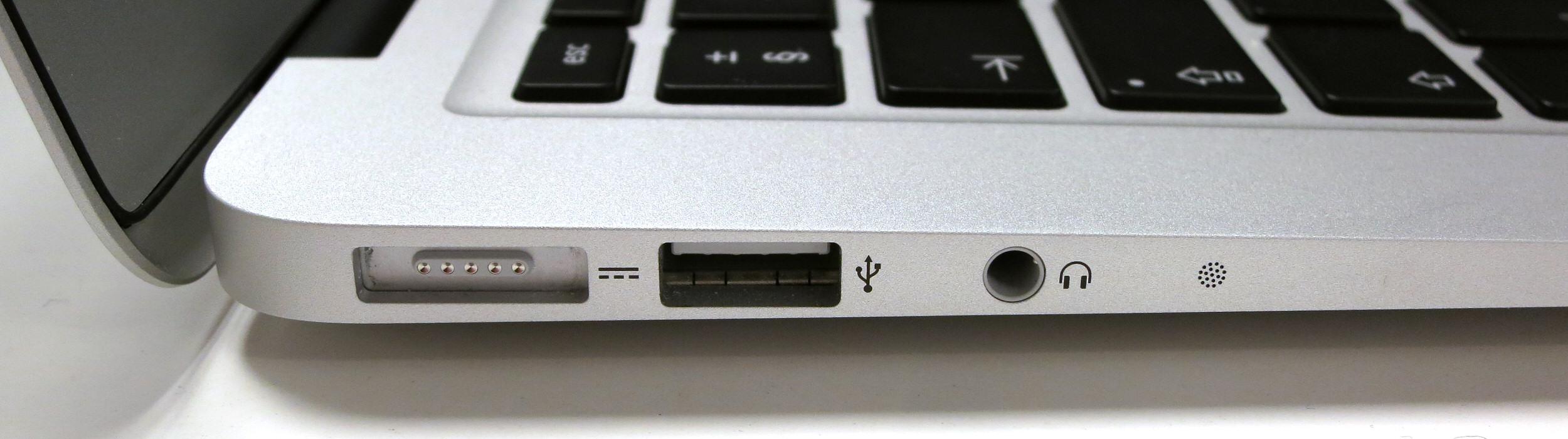 «Gamle» MacBook Air, med mikrofonhull til høyre for lydutgangen.Foto: Vegar Jansen, Hardware.no
