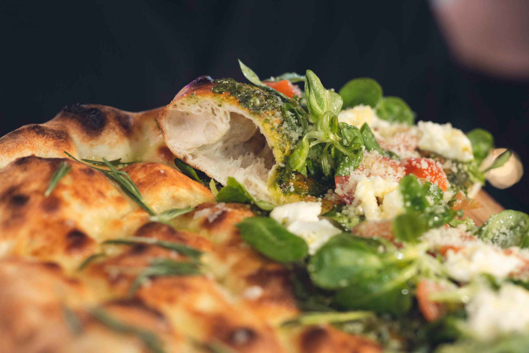 CRISPI FRISTELSE: En av forskjellene fra tradisjonell pizza er at toppingen legges på etter at bunnen er stekt. Foto: Krister Sørbø/VG