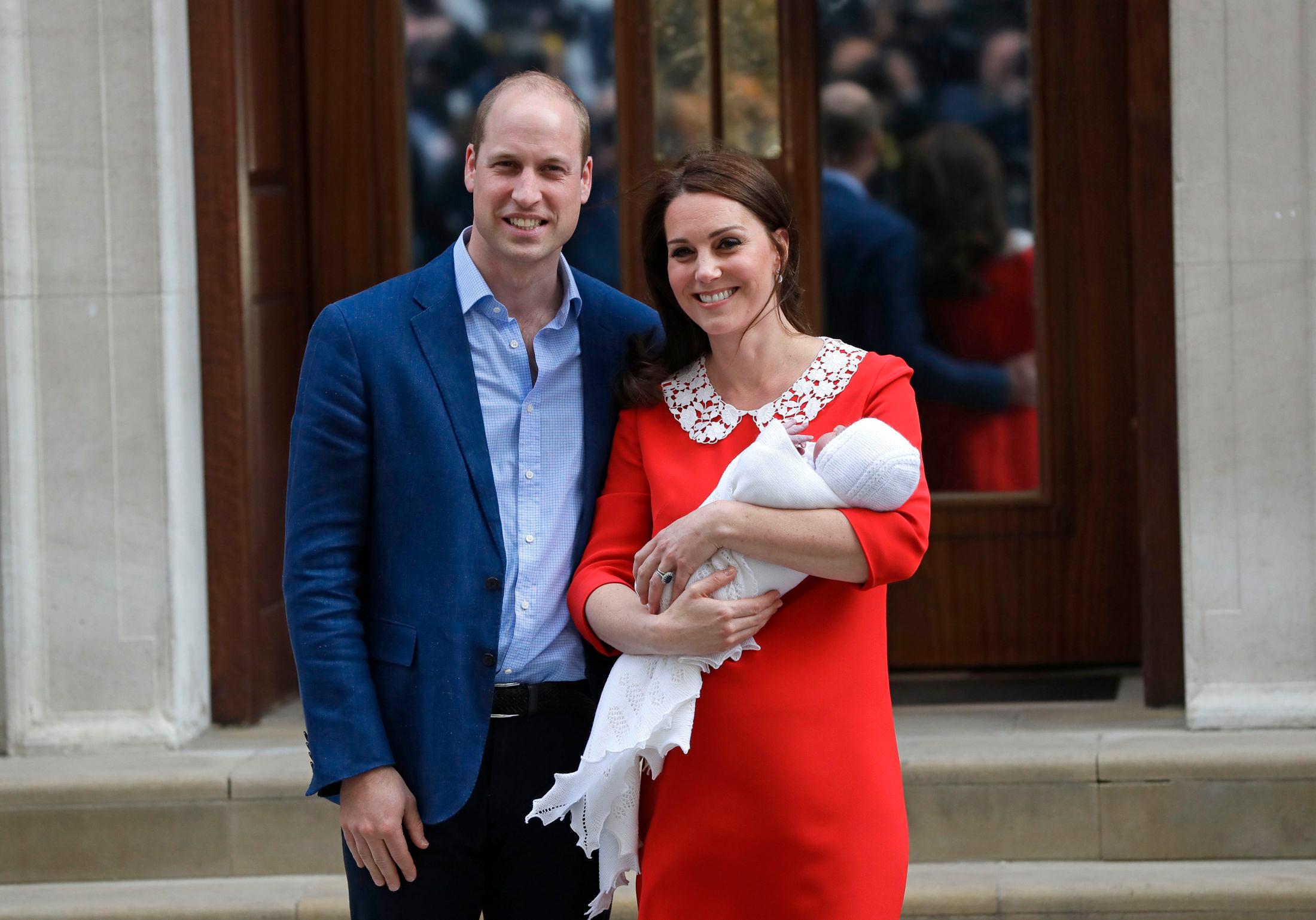 HYLLET DIANA: Hertuginne Kate og hertug William viste fram lille Louis kun syv timer etter fødselen. Kate hadde på seg en rød kjole fra Jenny Packham. Foto: AP
