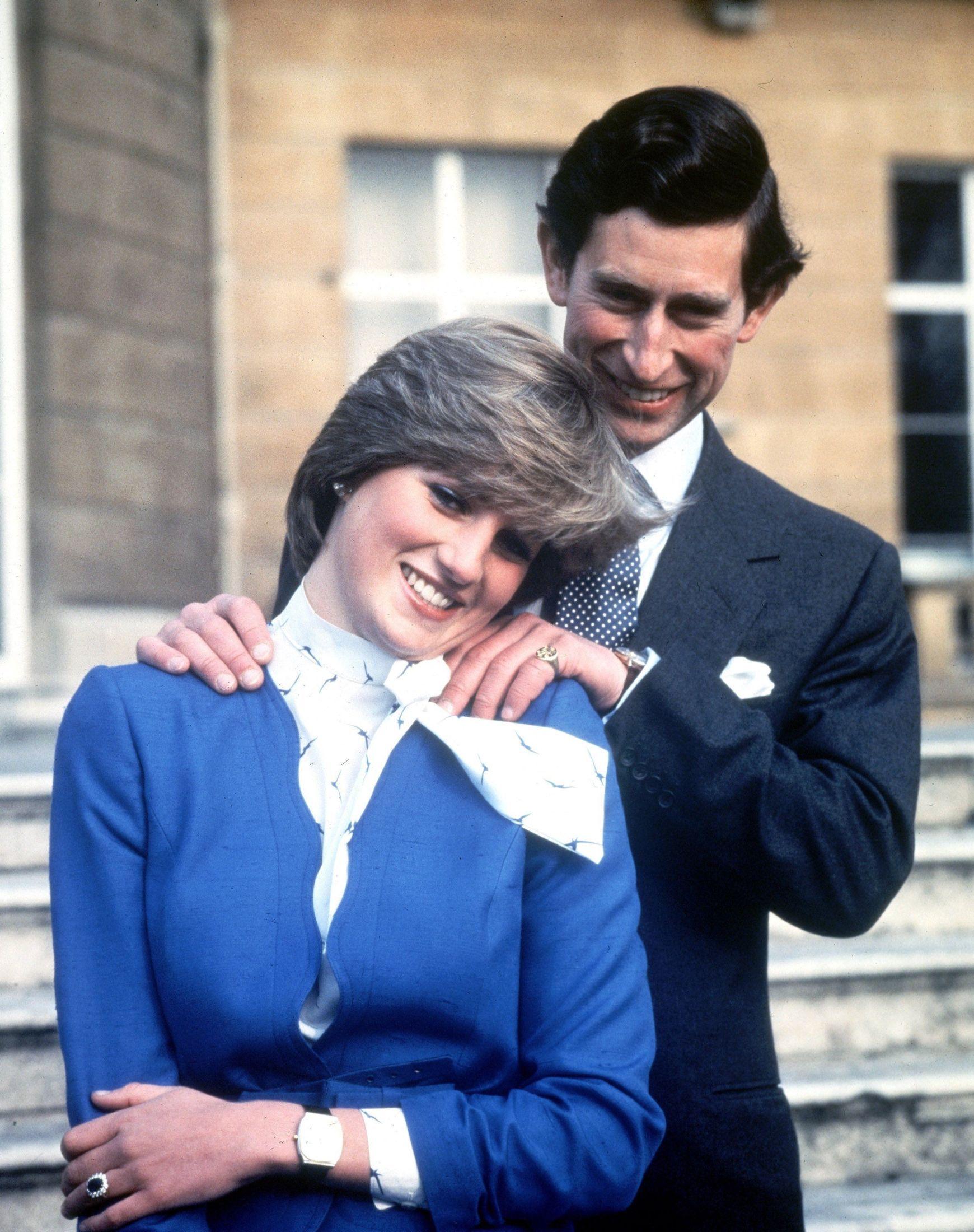 NYFORLOVET: Her er Charles og Diana da de annonserte sin forlovelse i februar 1981. Foto: AP.