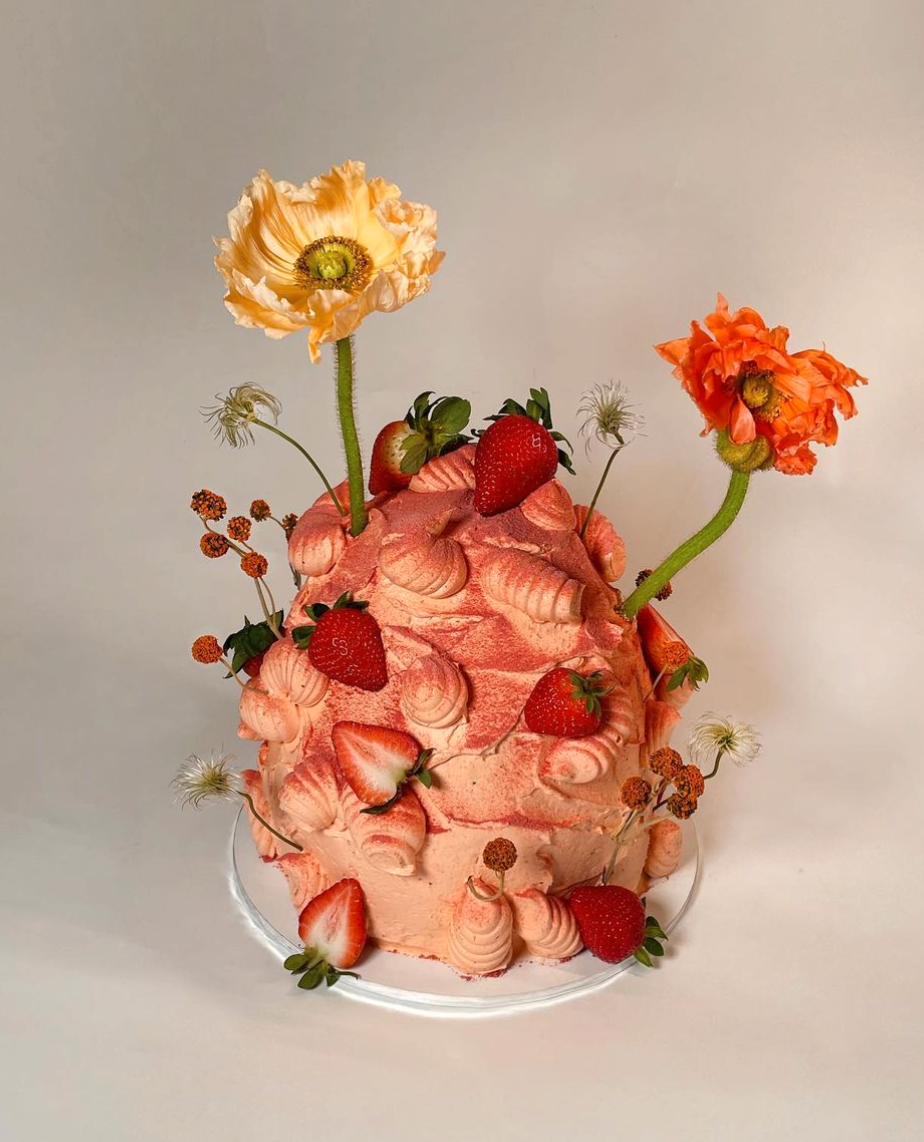 SOMMERKAKE: Med kreativitet, blomster og bær skaper kakekunstneren Amy Yip drømmende kaker.
