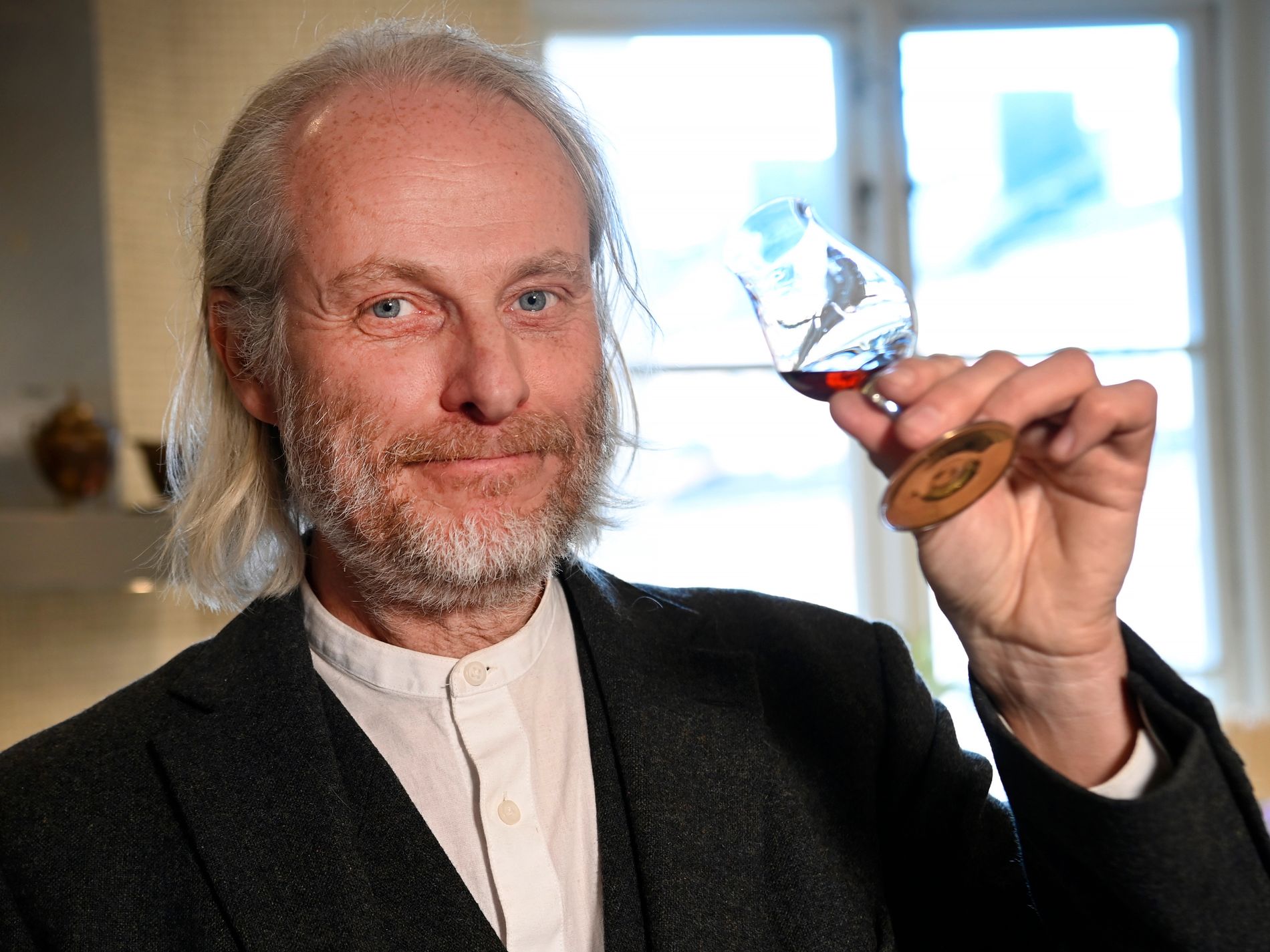 – Prisvärd! Och förvånansvärt pigg och vital, säger whiskyexperten Henrik Aflodal uppskattande om 74-åringen Glen Grant.