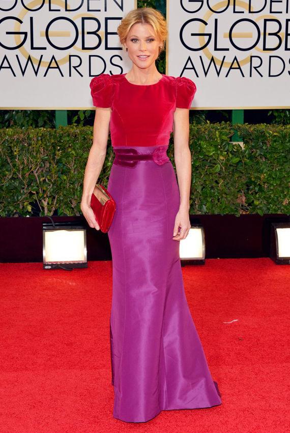 COLOURBLOCK: «Modern family»-skuespilleren Julie Bowen hadde pyntet seg i en tofarget kjole i rødt og lilla fra designer Carolina Herrera. Foto: Pa Photos/ NTB Scanpix