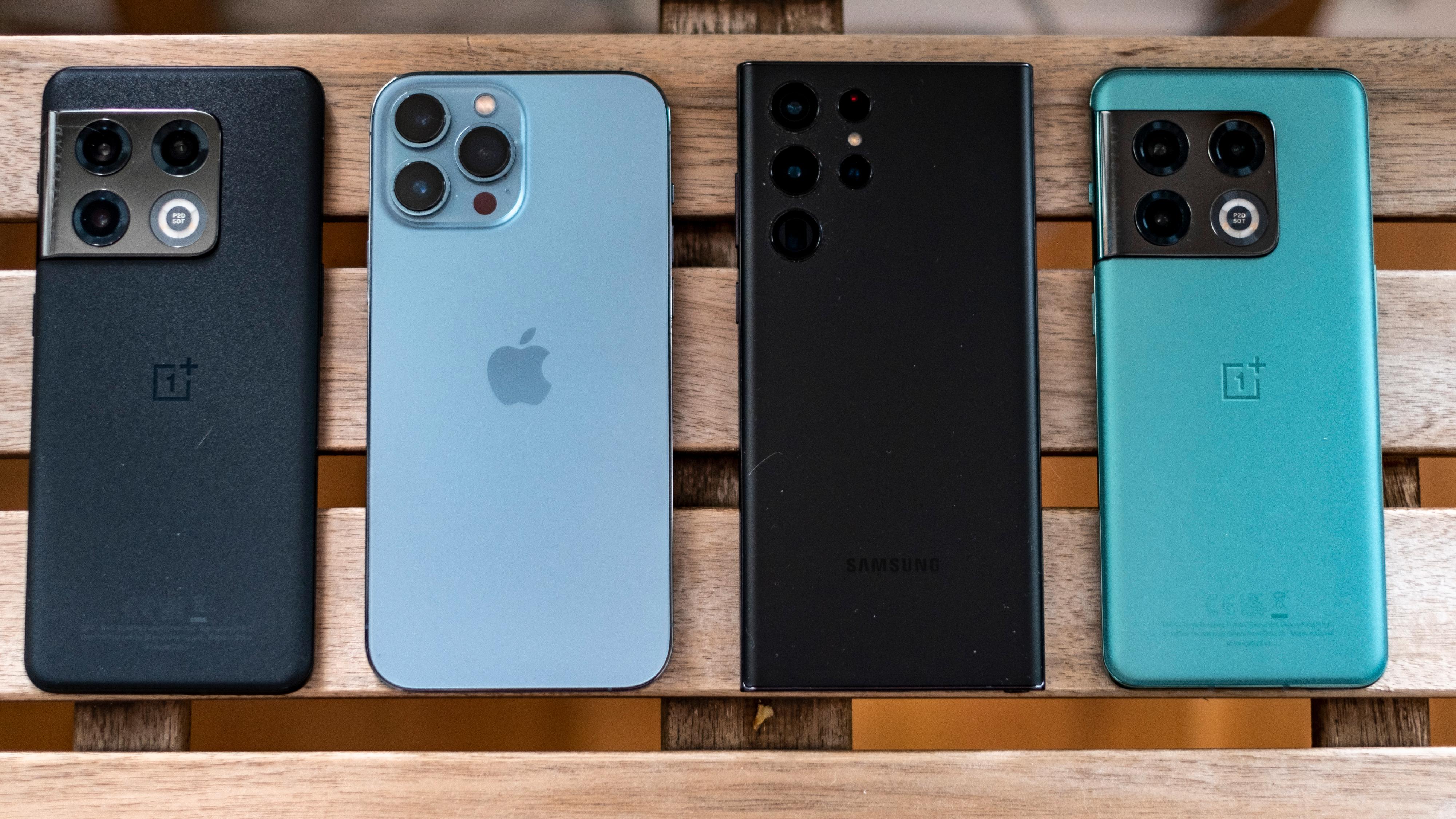 Det er store telefoner, dette. Fra venstre; OnePlus 10 Pro, Apple iPhone 13 Pro Max, Samsung Galaxy S22 Ultra og OnePlus 10 Pro igjen.