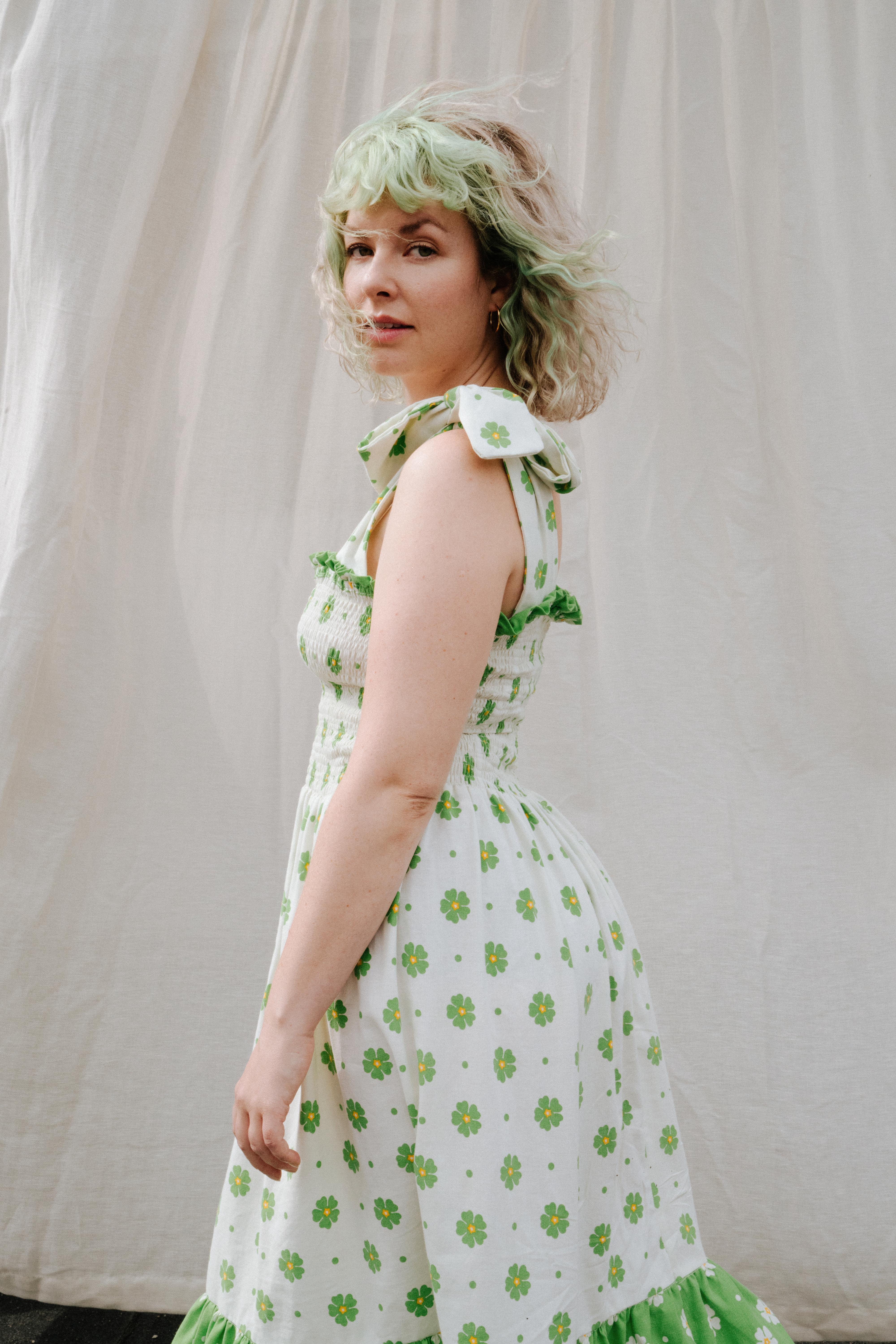 SELVSYDD ER VELSYDD: Her er Mari Nordén kledd opp i selvsydd kjole med mønster fra samarbeidet mellom MinMote og Fæbrik. 
