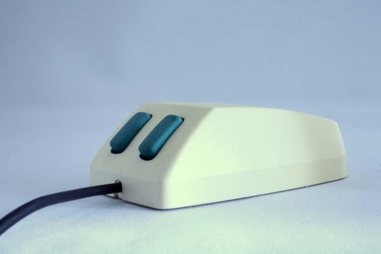 Microsofts første mus kom i 1983 og fikk fort kallenavnet «Green Eye Mouse». Den kostet 195 dollar og Microsoft brukte over ett år på å selge de første 50 000 eksemplarene.Foto: Microsoft
