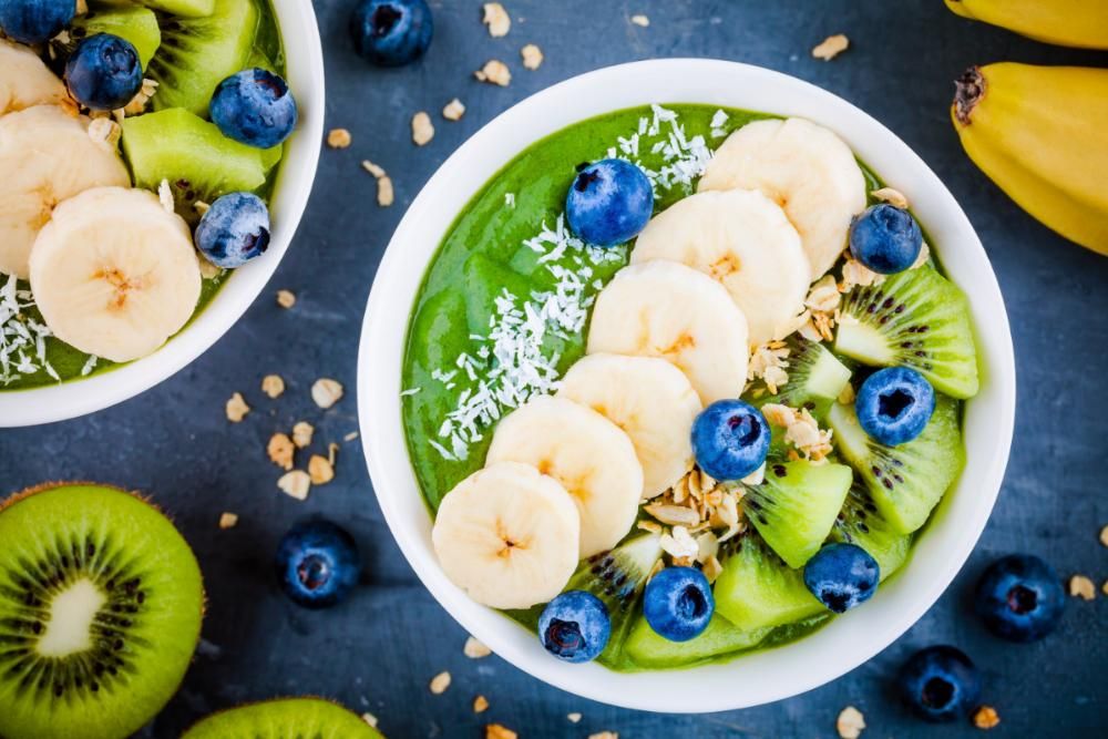 Grön smoothie bowl med frukt och bär