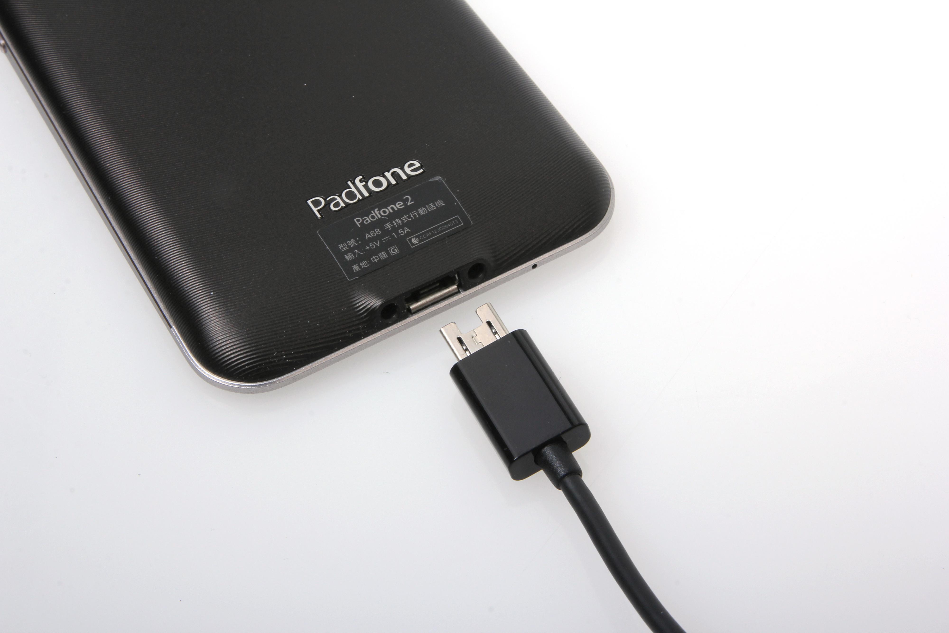 PadFone 2 bruker en 13-pinners USB-kontakt for å kunne støtte overføring av bilde til nettbrett-skjermen. Men det går an å bruke en vanlig Micro-USB-kontakt også, selv om pluggen blir sittende litt løst.Foto: Kurt Lekanger, Amobil.no