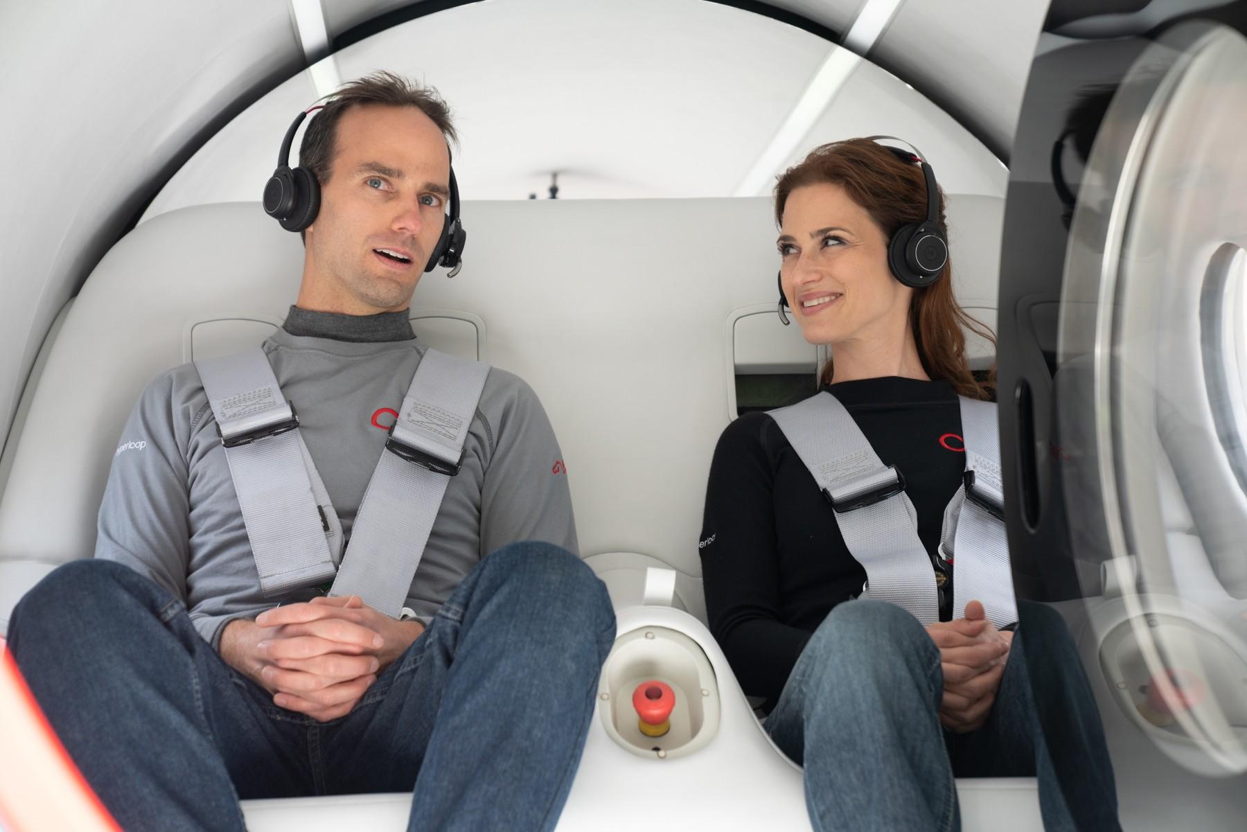 Josh Giegel og Sara Luchian ble de to første til å prøve Virgin Hyperloop. 
