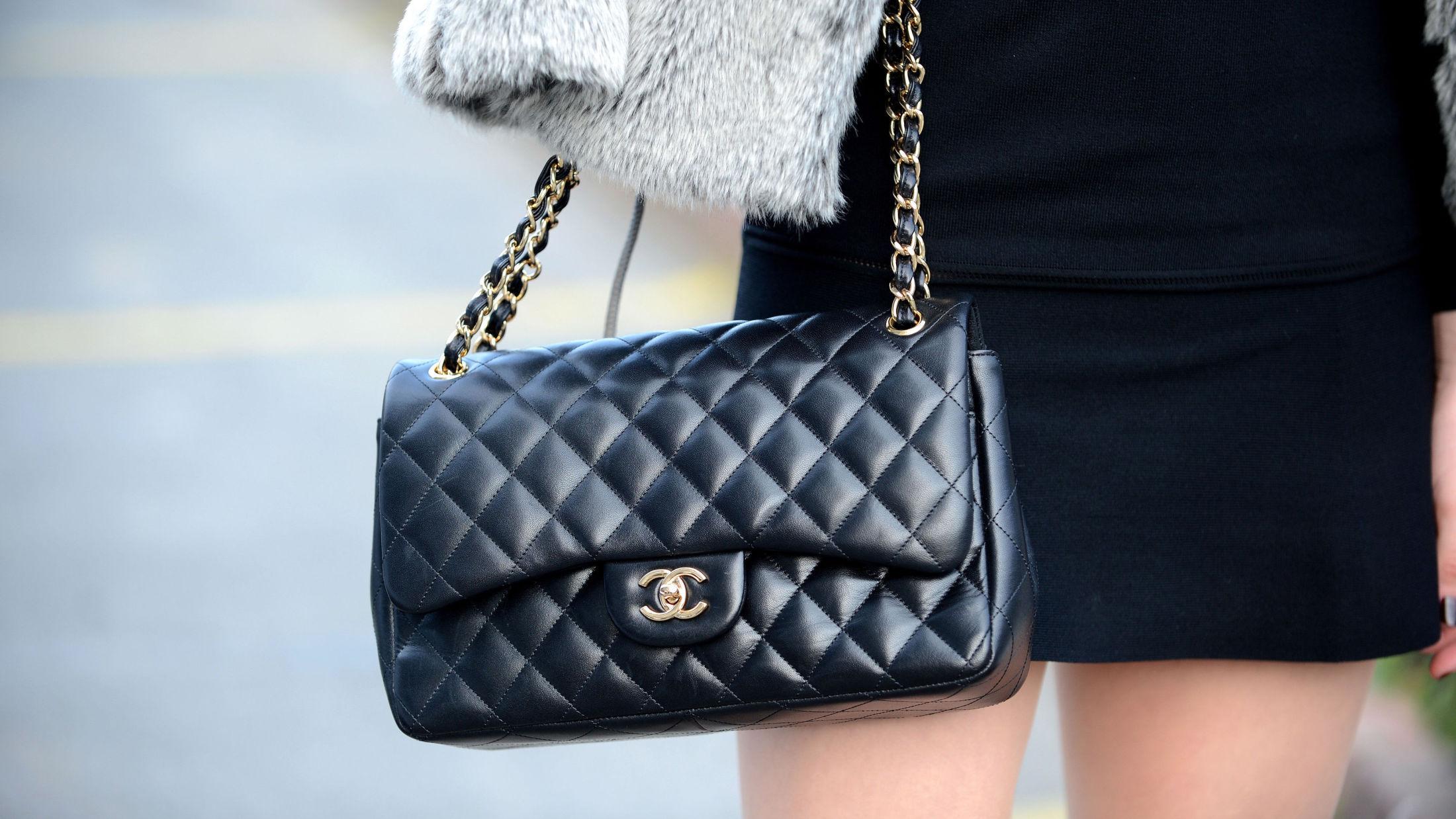 KLASSIKER: Den ikoniske 2.55 vesken fra Chanel i svart. Foto: Getty Images