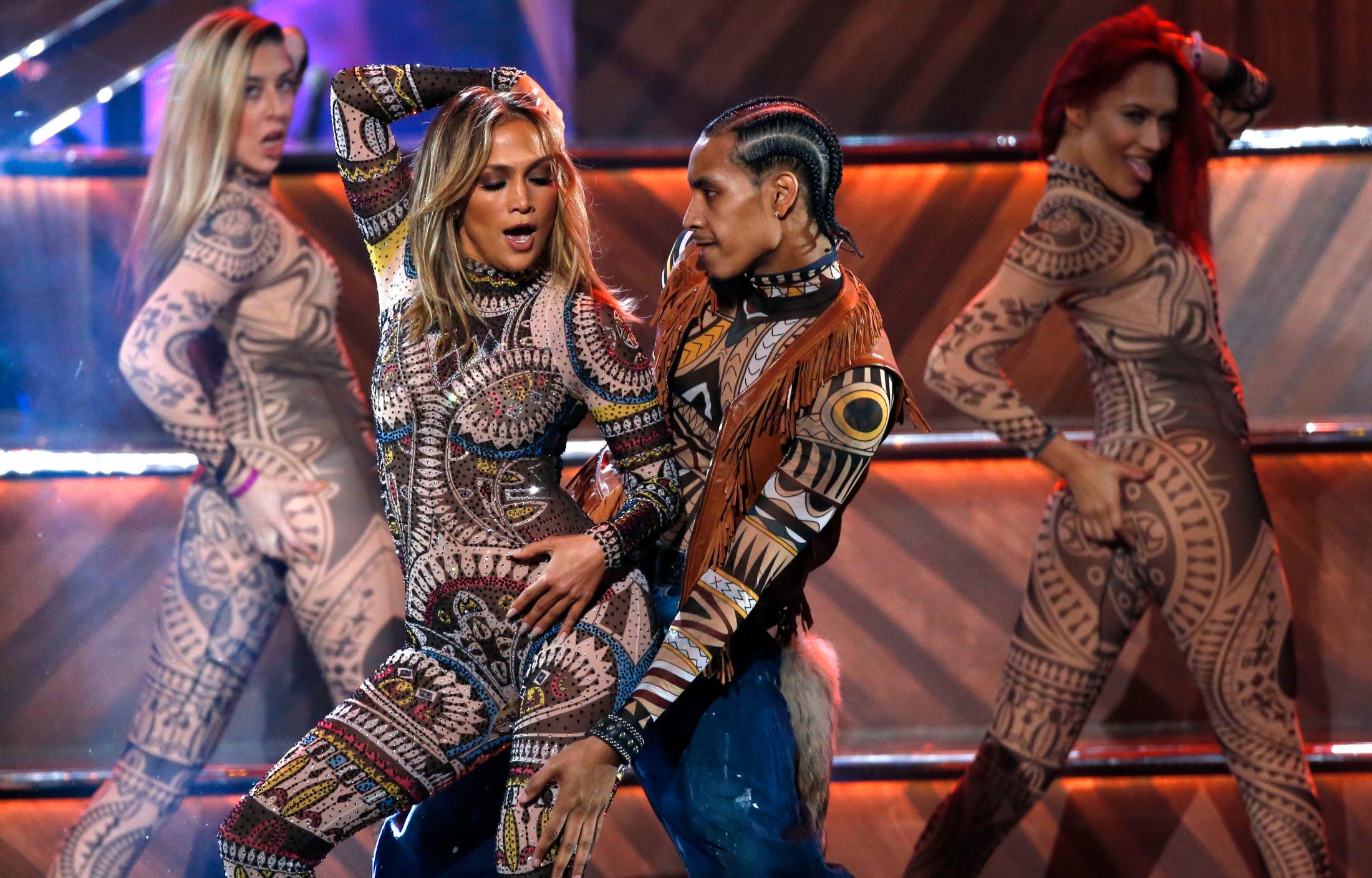VILT SHOW: Jennifer Lopez tok den helt ut da hun åpent hele showet med en vill danseoppvisning. Foto: NTB Scanpix