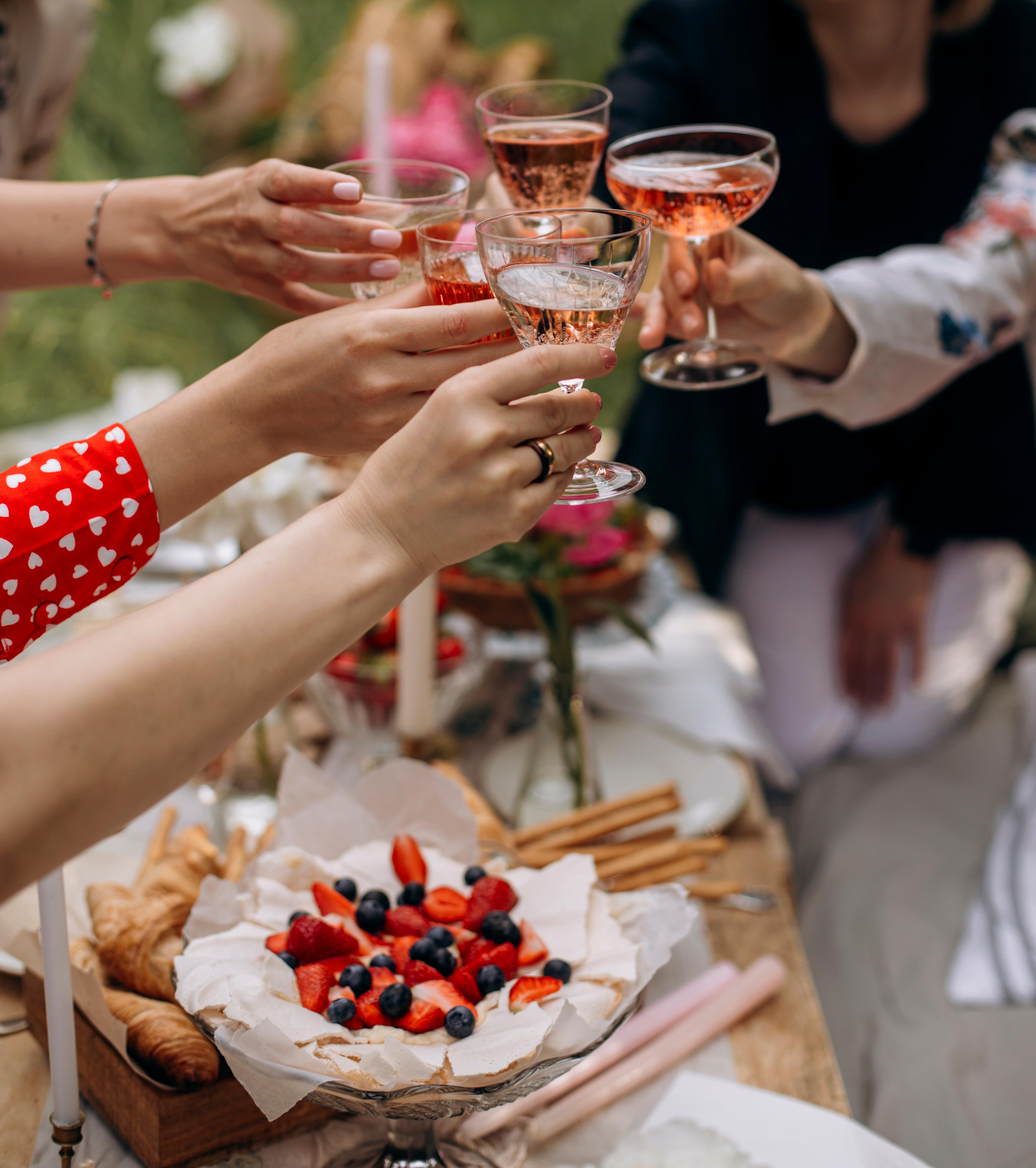 FESTBOBLER: Skål for nasjonaldagen med noe godt i glasset, enten det er champagne, rosévin eller et godt alkoholfritt alternativ.