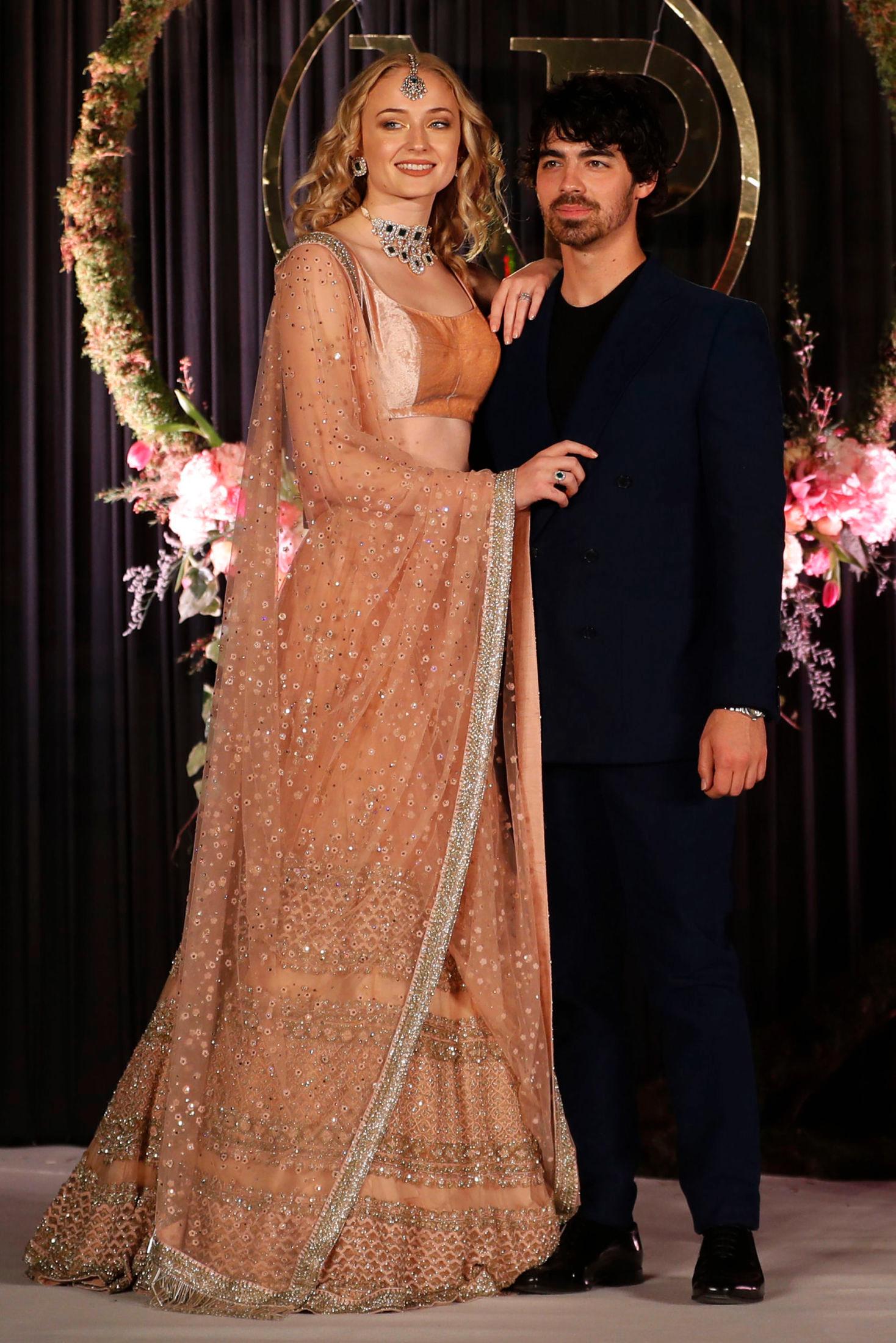 FESTKLEDD: Joe Jonas og hans forlovede Sophie Turner under Priyanka Chopra og Nick Jonas bryllupsfeiring i New Delhi i India, 4. desember 2018. Foto: AP.