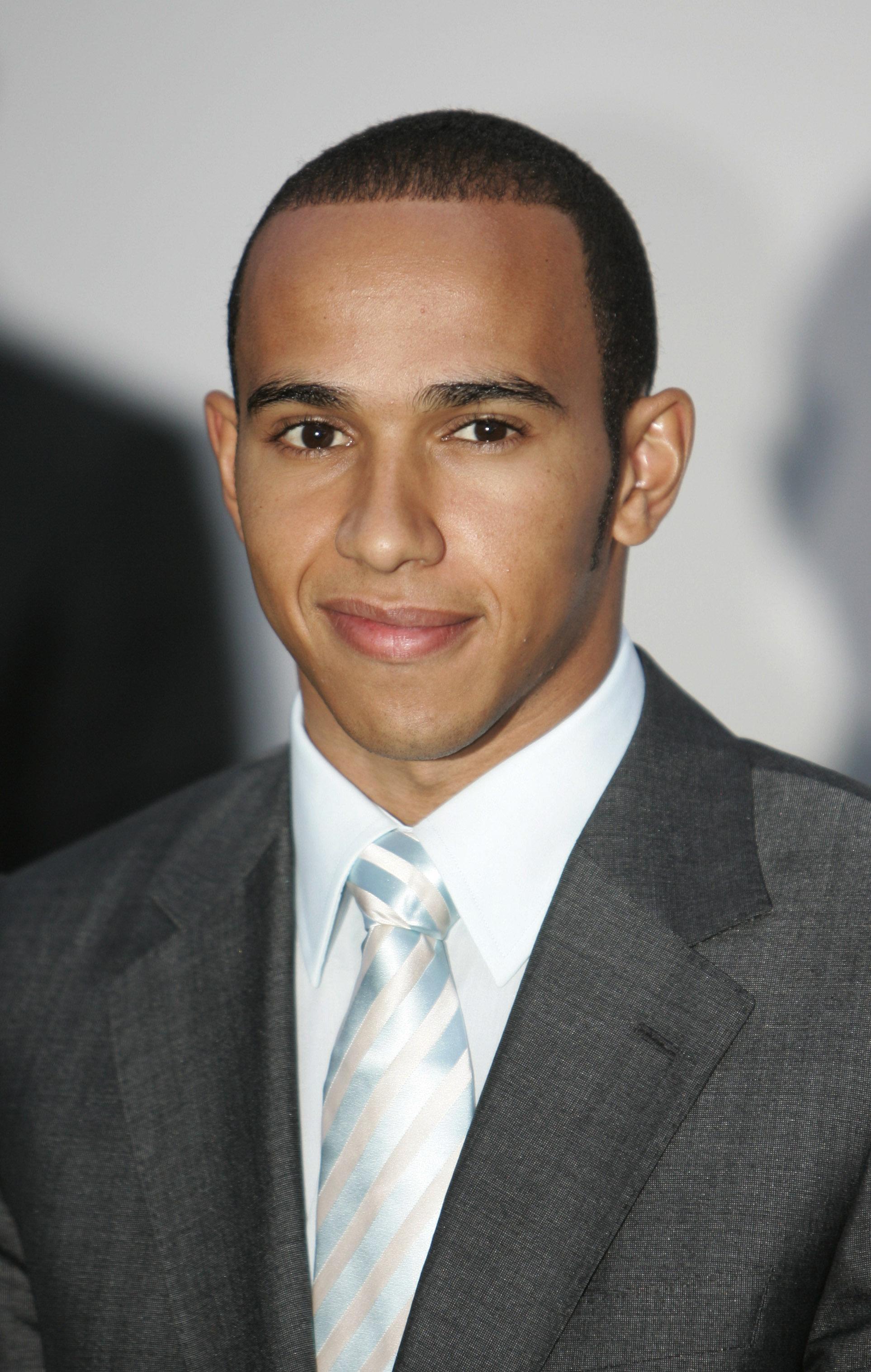 ROOKIE: En ung Lewis Hamilton på Formel 1-galla i dress i 2007. 