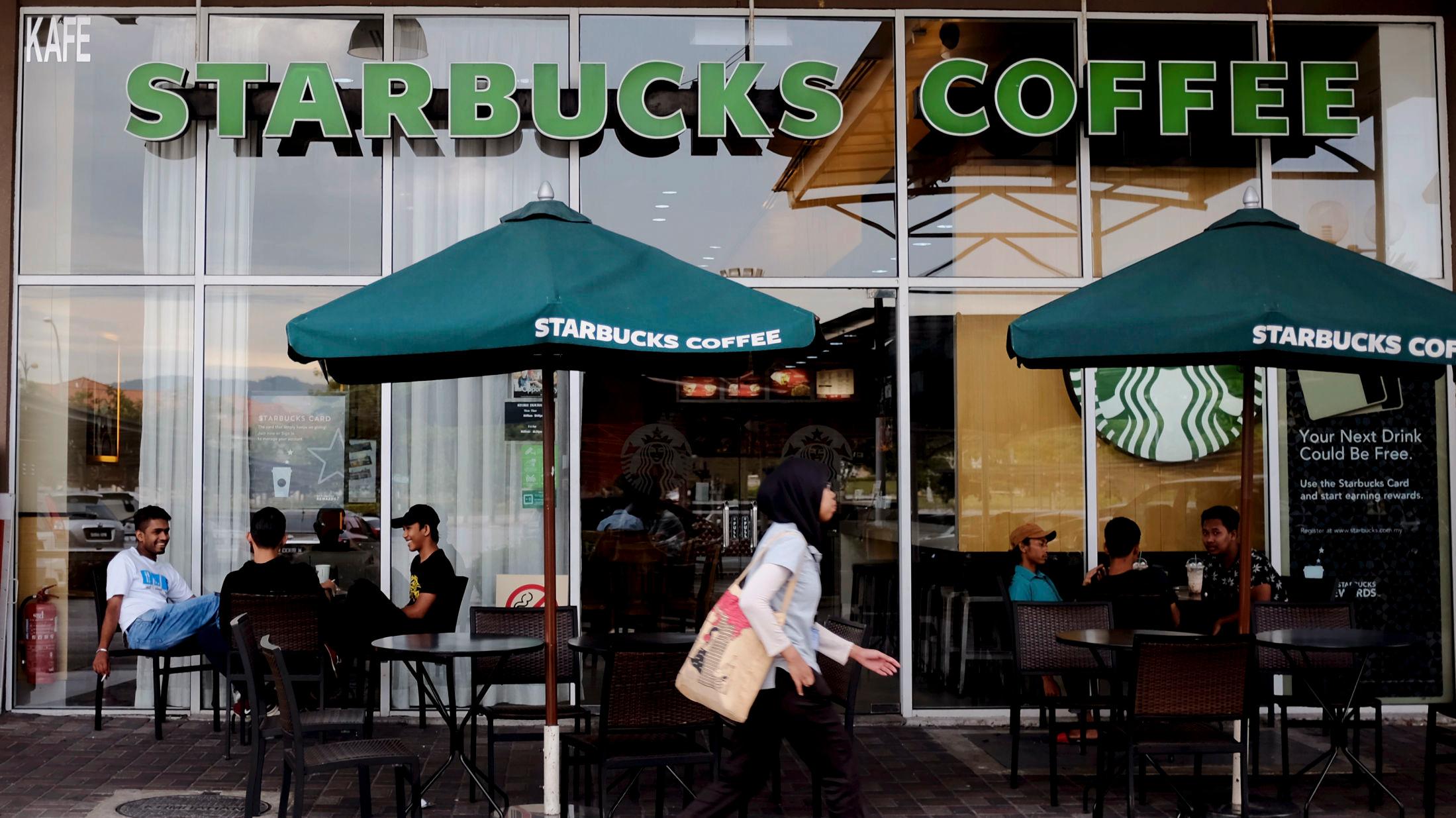 VERDENSKJENT: Starbucks er kjent over hele verden. Her får du vite ting du kanskje ikke visste fra før om den berømte kaffesjappa. Foto: Daniel Chan/AP