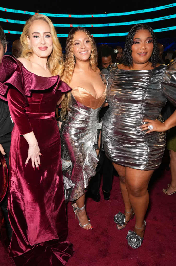 KUL TRIO: Adele, Beyoncé og Lizzo koste seg sammen under Grammy Awards i februar 2023. Legg merke til at sølv er på vei inn i motebildet for fullt. 