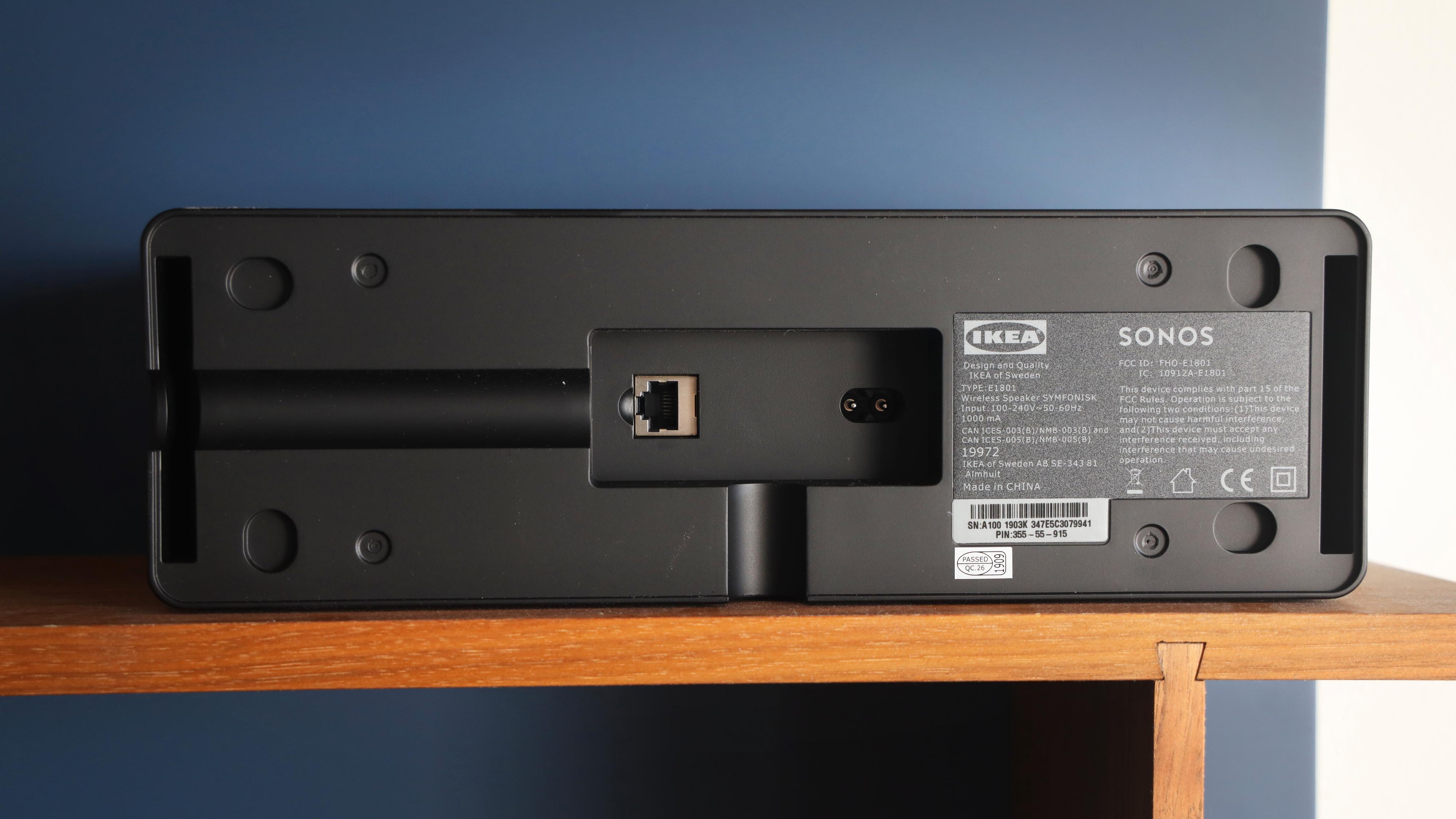 Høyttaleren har kabelganger så du kan føre kabelen under eller på siden. Med en brakett (tilleggsutstyr) kan den henges på veggen.