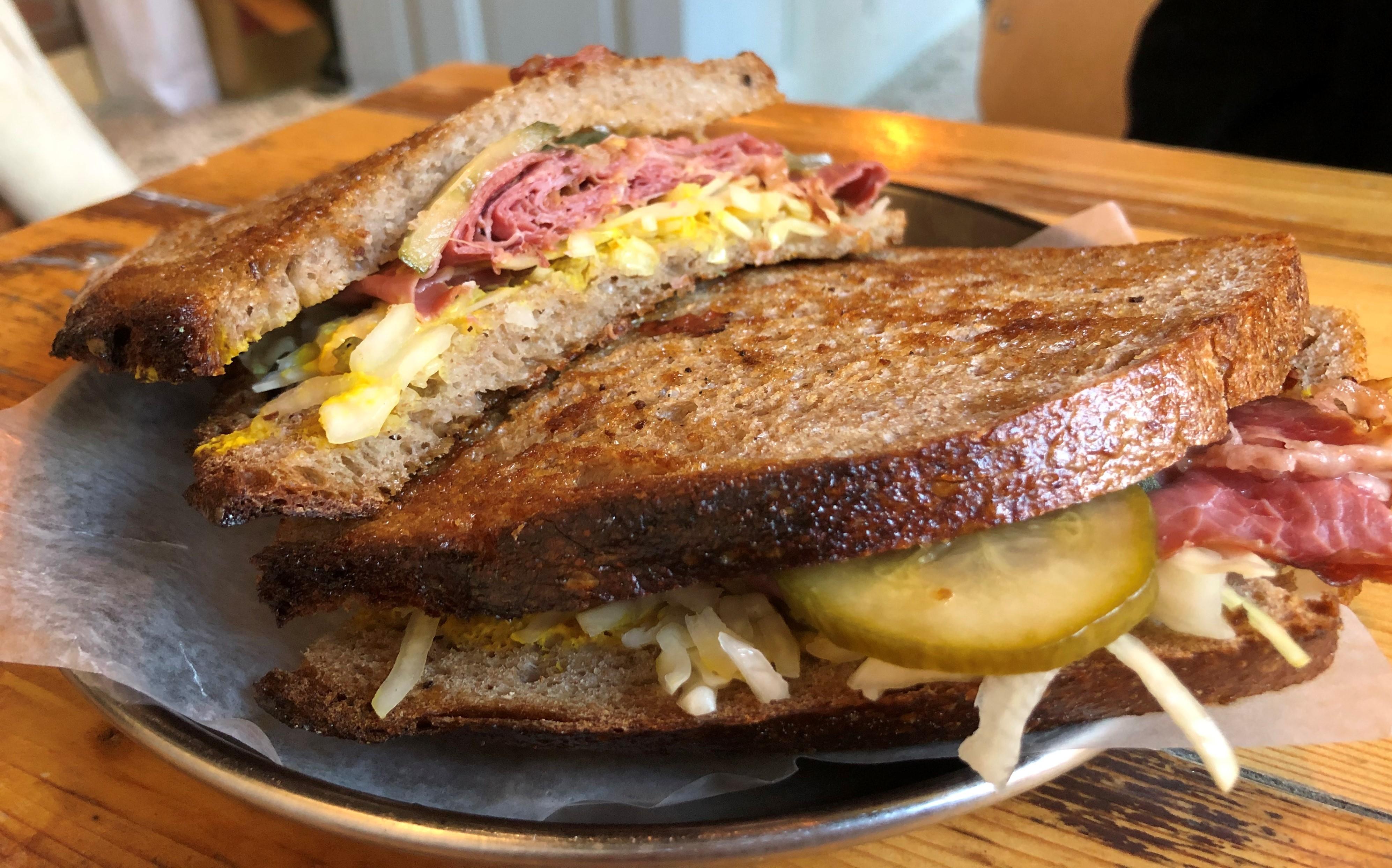 BEST I BYEN: Pastrami Reuben-sandwichen skapte en aldri så liten revolusjon i hovedstaden. Og det er ikke så rart. 