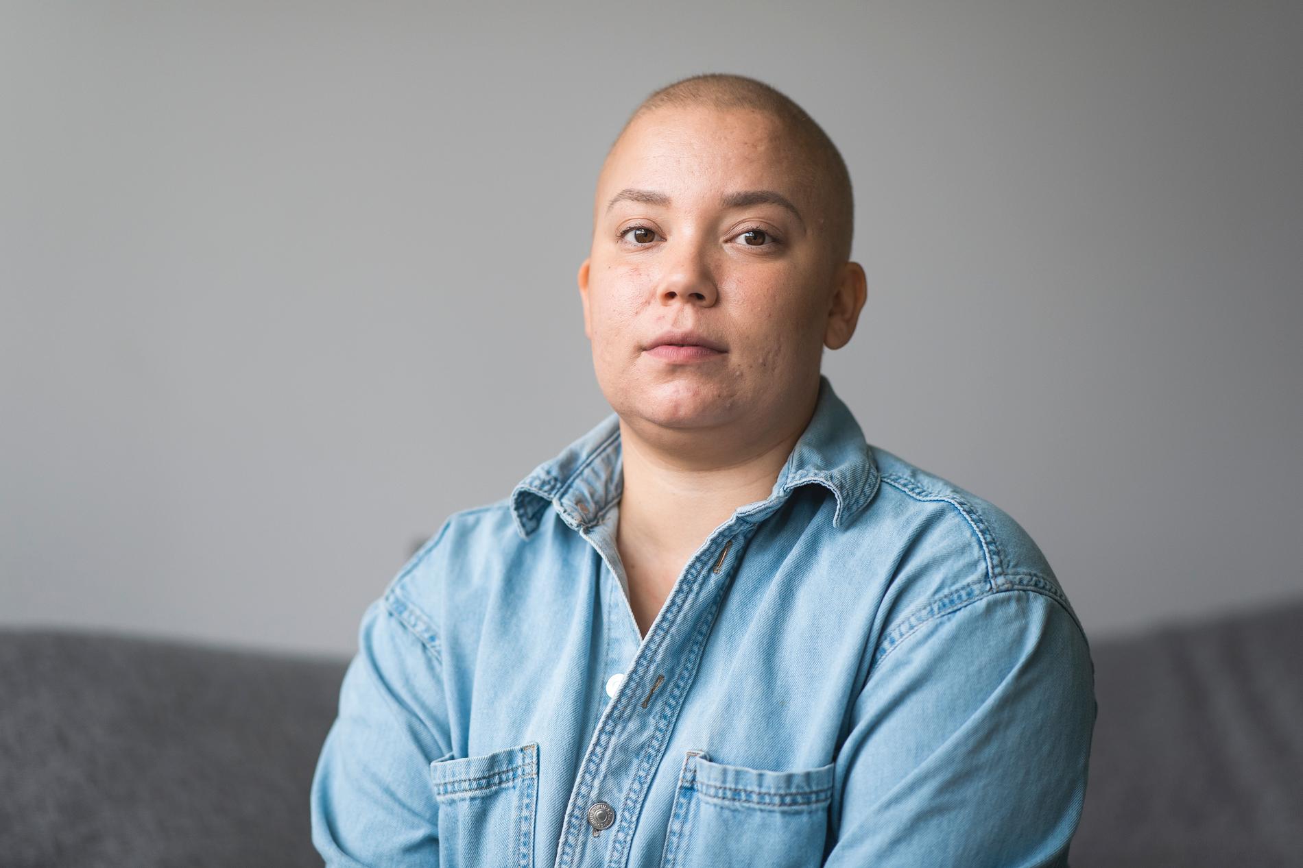 Mikaela har accepterat hon inte ser ut som hon gjorde innan cancern. Hon försöker att vara en förebild för yngre, och visa att det inte är fel att sakna hår eller bröst:  ”Det betyder inte att du är svag”.
