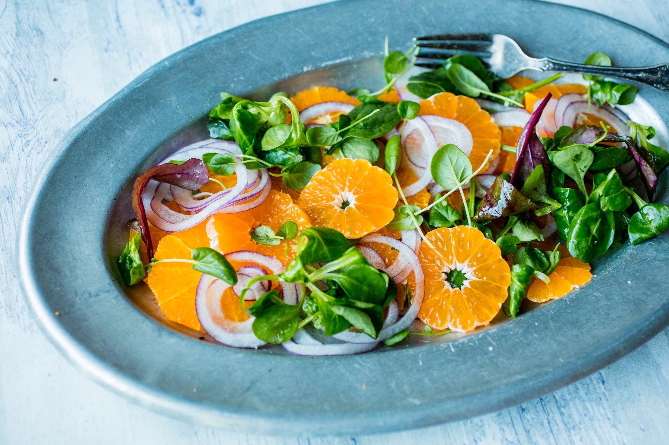 FRISK SALAT: Klementin i en salat passer som tilbehør til salt julemat eller kjøttretter. Foto: Sara Johannessen / VG