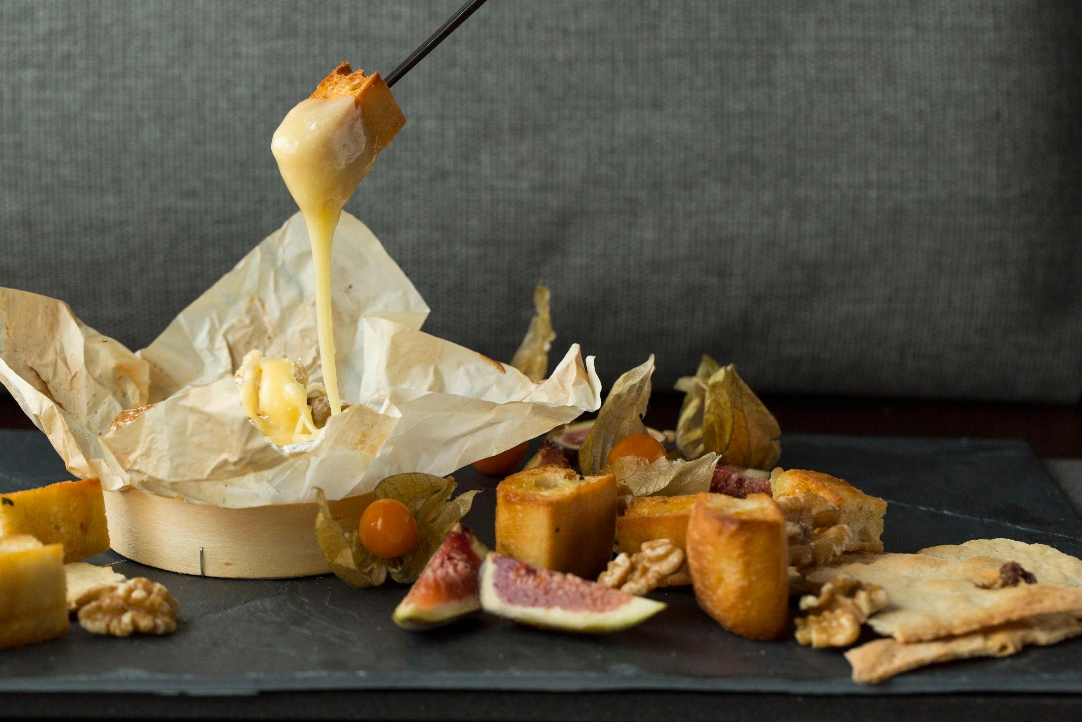 FRANSKE MATGLEDER: En av de enkleste franske matrettene du kan lage er ostefondue - bare sleng en hel camembert i ovnen og server med godt brød og fruktbiter. Foto: Sara Johannessen/VG.