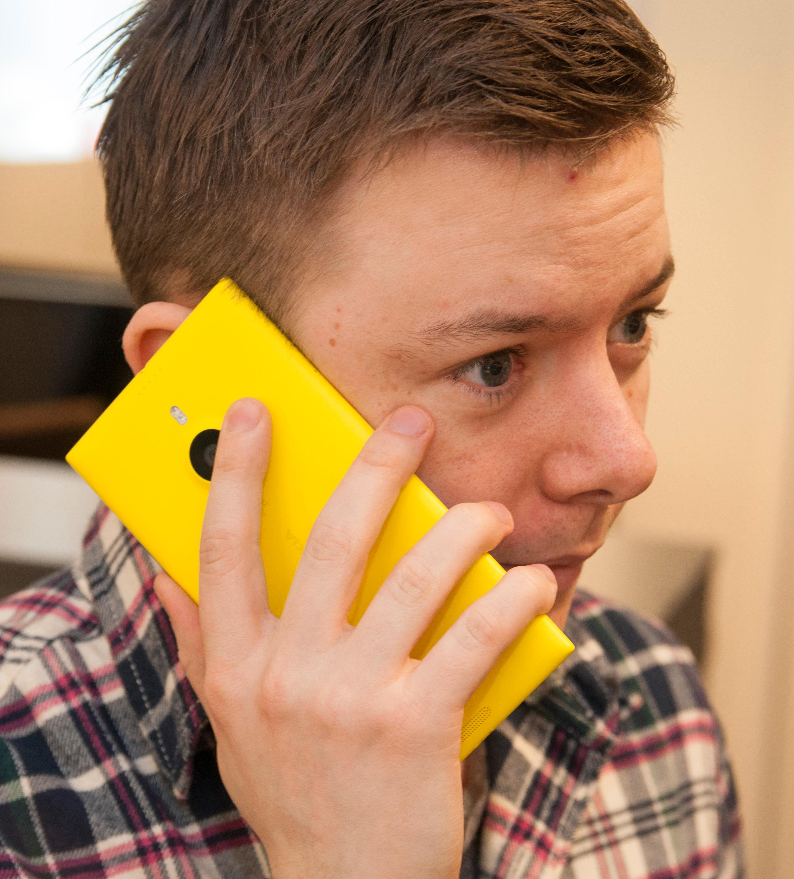 Lumia 1520 er en voksen telefon, og er nok i største laget for mange hender.Foto: Finn Jarle Kvalheim, Amobil.no