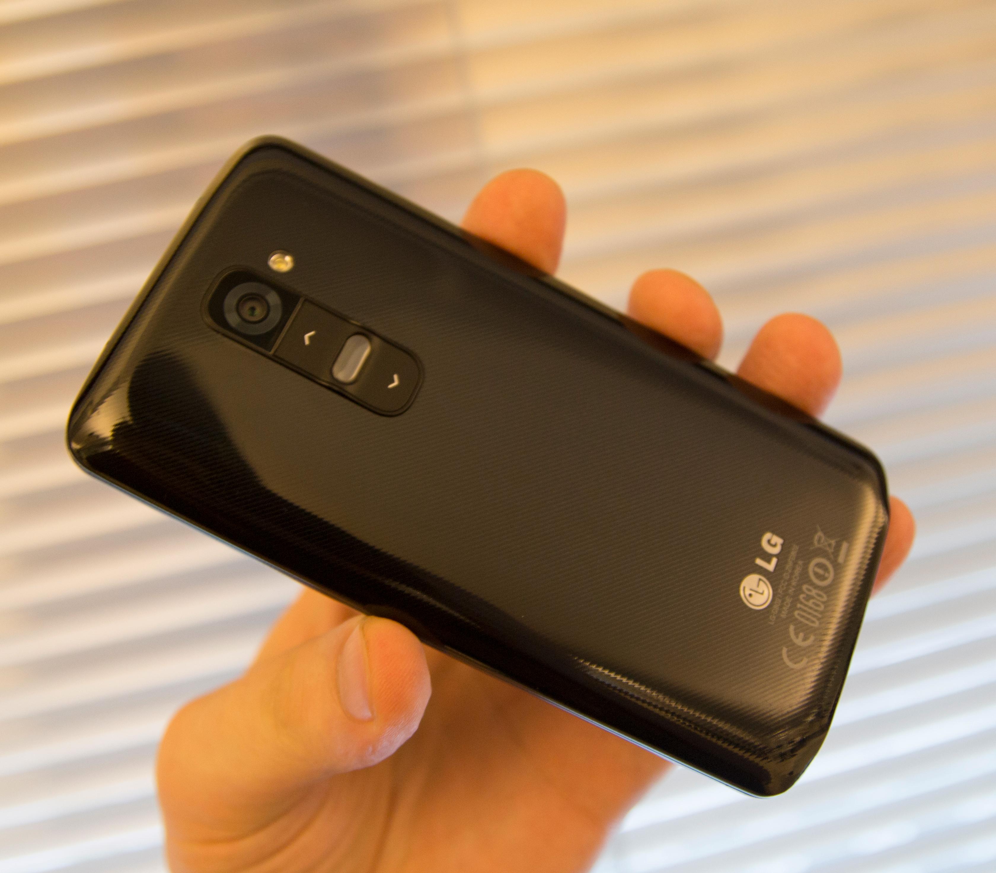 De fysiske knappene har LG flyttet til baksiden av telefonen. Testproduktet vårt er den svarte utgaven, med et karbonfiberaktig mønster på baksiden.Foto: Finn Jarle Kvalheim, Amobil.no