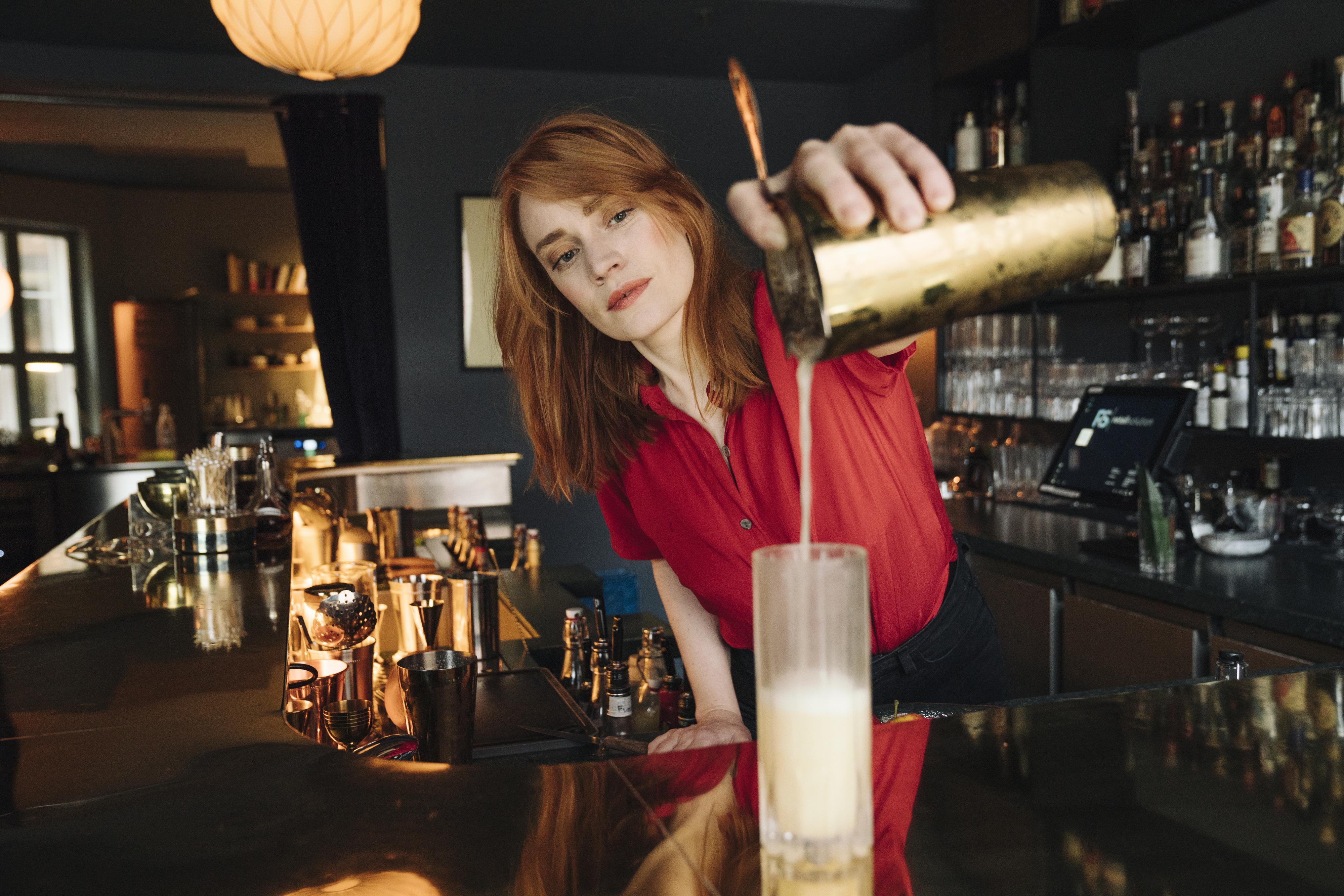 GJØR  EN INNSATS: Alle fortjener noe godt i glasset,  både med og uten alkohol. Te kan være et godt alternativ til vin,  mener bartender Anne Maurseth.