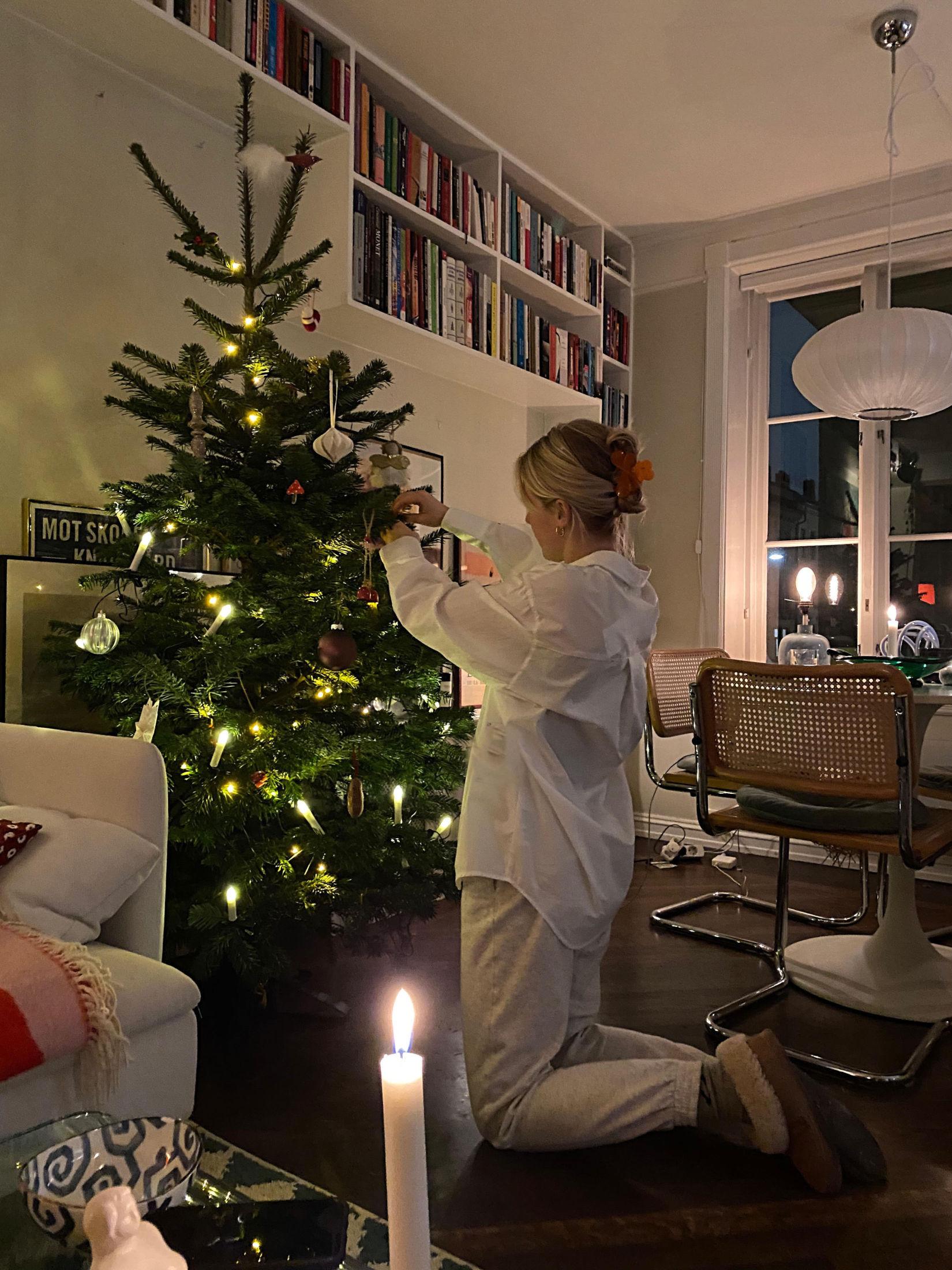 DU GRØNNE GLITRENDE: Julaften feires som alltid i Eleverum hos farmor og farfar, men julestemning hjemme må også til. Foto: Privat