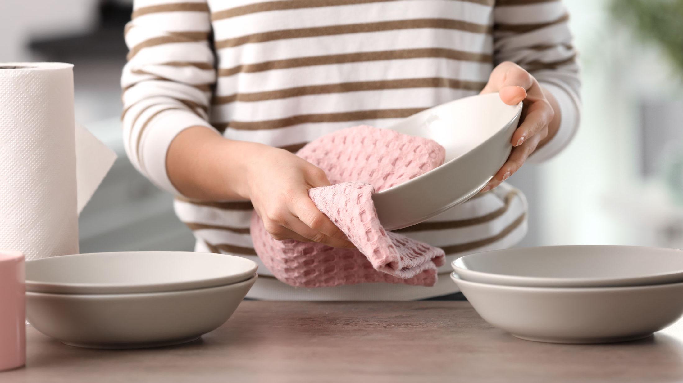 MÅ BRUKES RIKTIG: En undersøkelse fra juni viser at kjøkkenhåndklær kan bli en grobunn for bakterier hvis de ikke brukes korrekt. Foto: Shutterstock