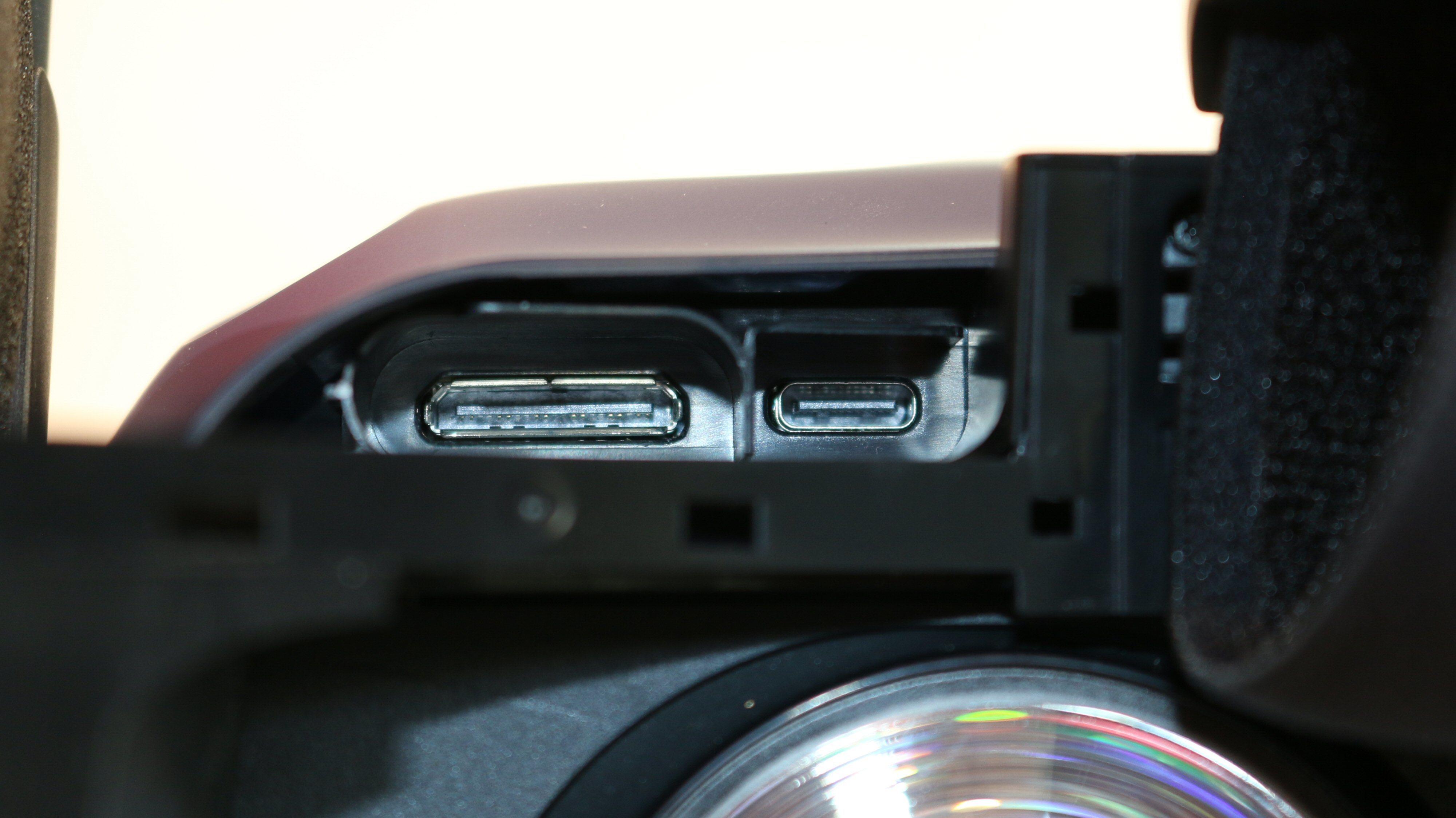 Den proprietære kontakten til venstre får strøm, bilde og USB gjennom en fem meter lang ledning, mens USB Type-C-kontakten til høyre gir lyd ut til tredjeparts hodetelefoner. Muligens har den også andre funksjoner.