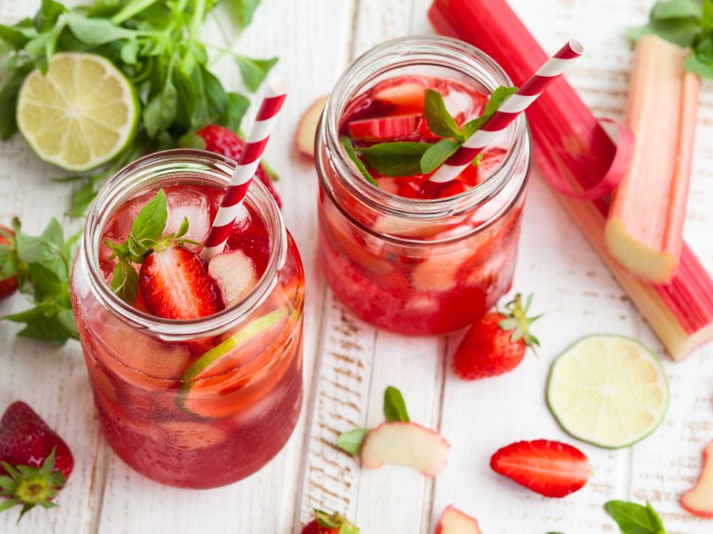 Syrlig rabarber och söta jordgubbar passar perfet i en fräsch lemonad.