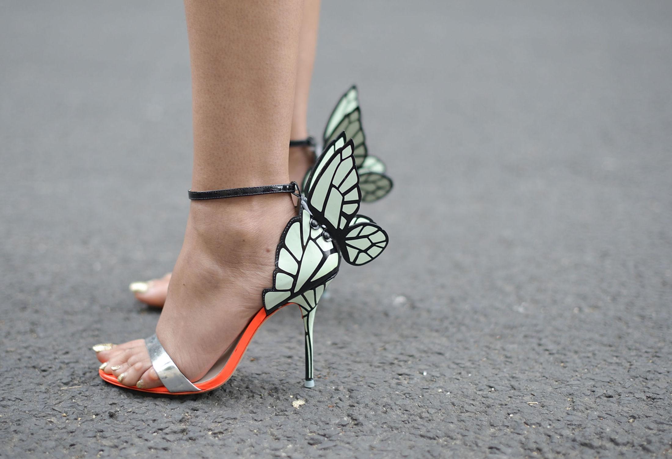 SOMMERFUGL: Skoen fra Sophia Webster ble her fotografert under moteuken i Paris juni 2015. Foto: Getty Images