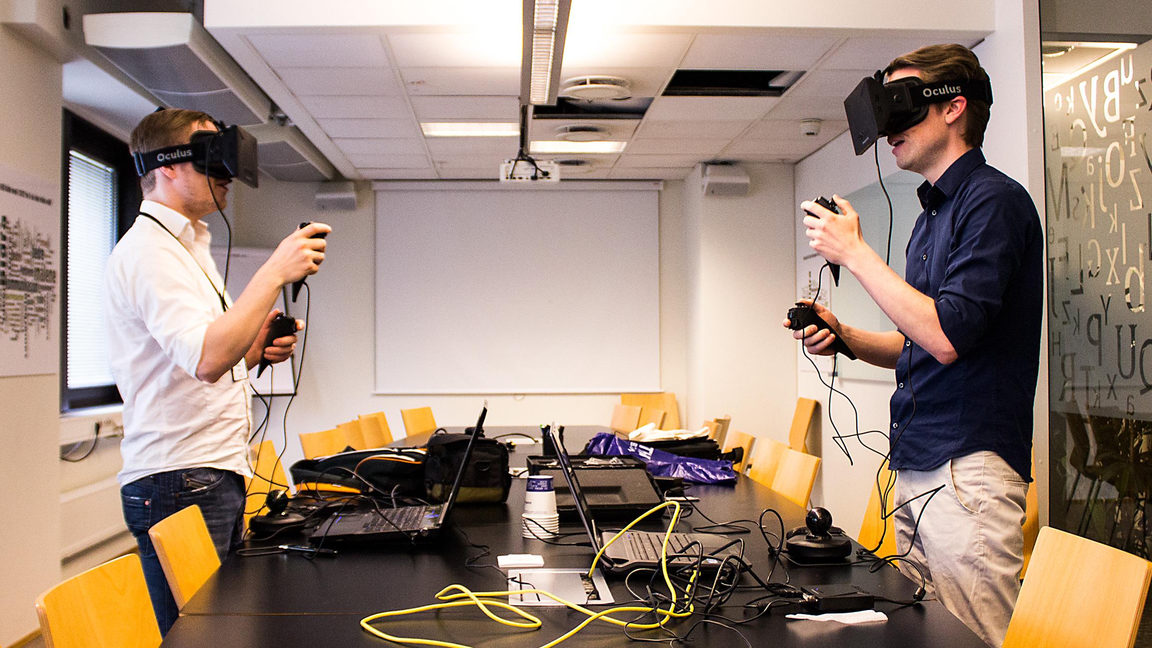 To journalister fra Mediehuset Tek som surrer rundt i den samme virtuelle verden.Foto: Hardware.no