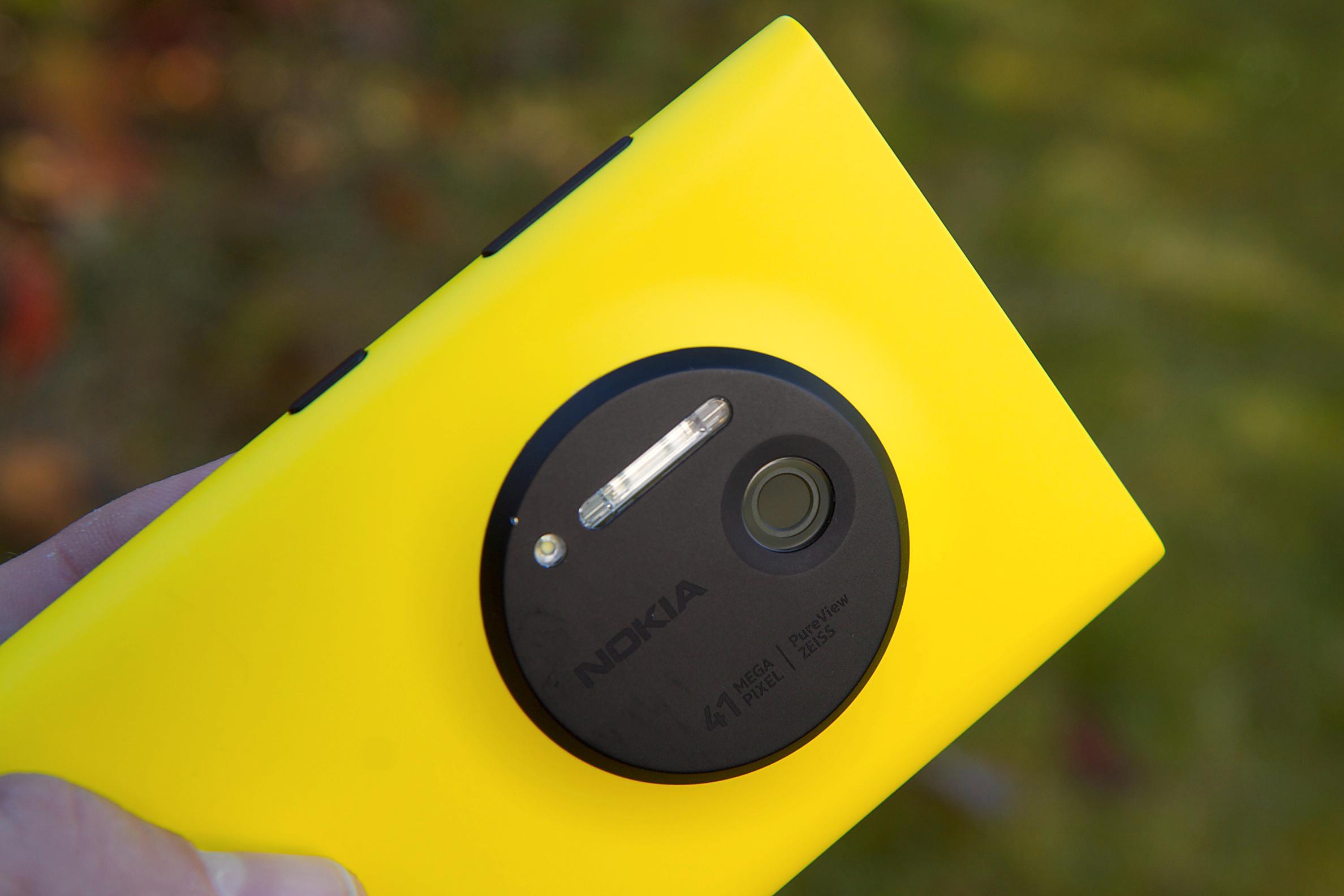 Slik ser Lumia 1020 ut fra baksiden, uten batterigrepet på.Foto: Kurt Lekanger, Amobil.no