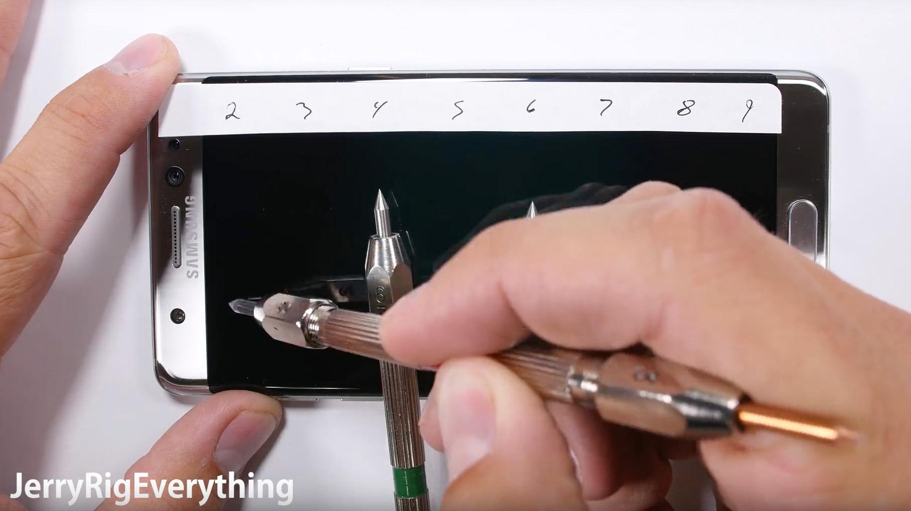 Ifølge YouTube-kanalen JerryRigEverything er det lett å lage riper i skjermen til Samsung Galaxy Note 7.