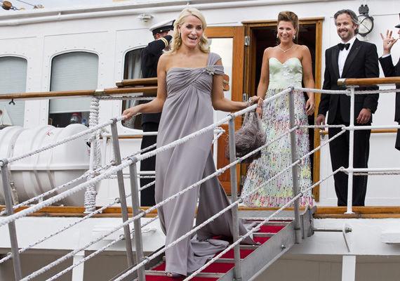 FESTKLAR: En av de tre Stockholm-kjolene til Mette-Marit var grå, men ikke desto mindre vakker enn de to pastellfargede. Foto: NTB Scanpix