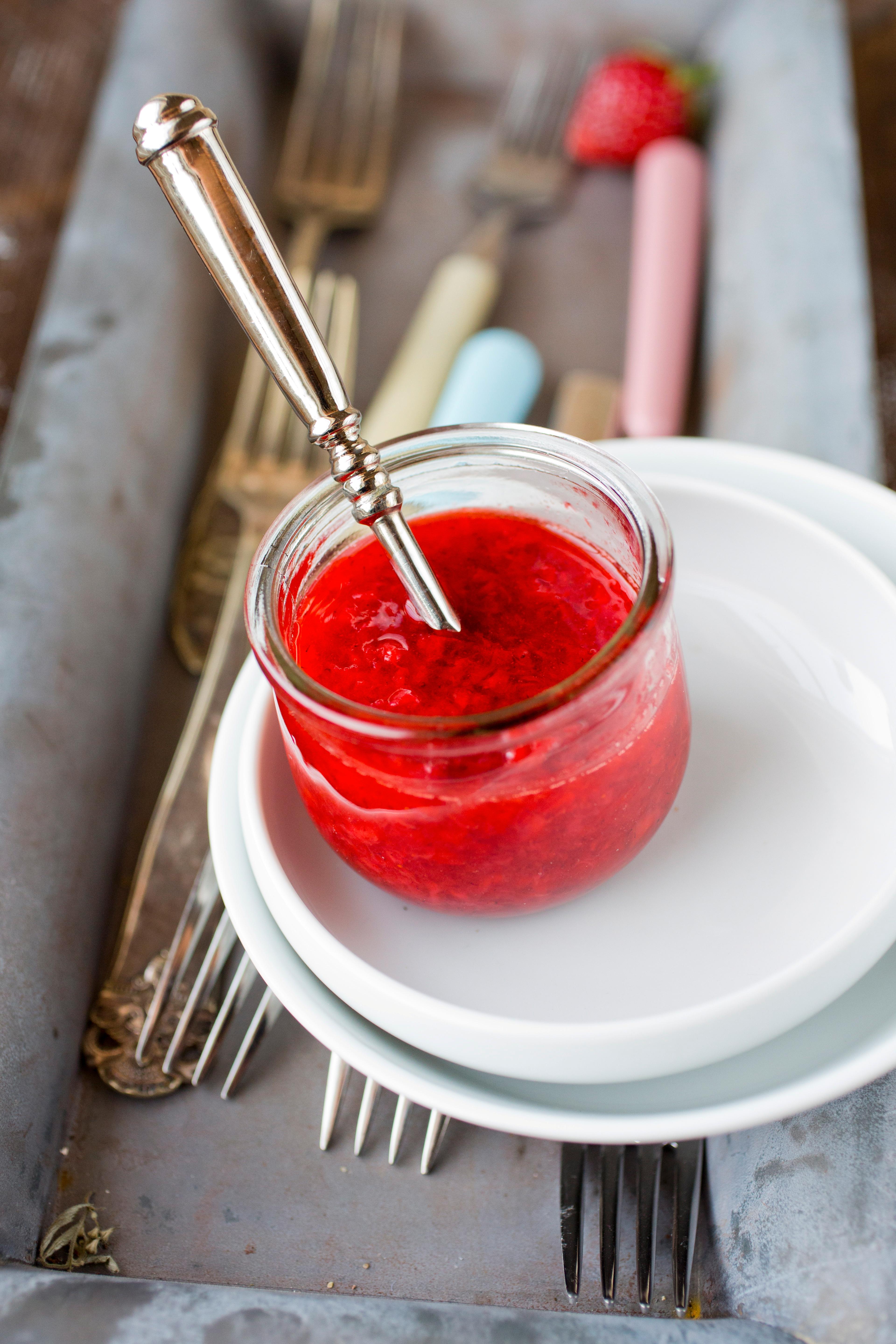 SOMMER: Knuste jordbær med sukker på skiva er en go-to frokost for Ommundsen.