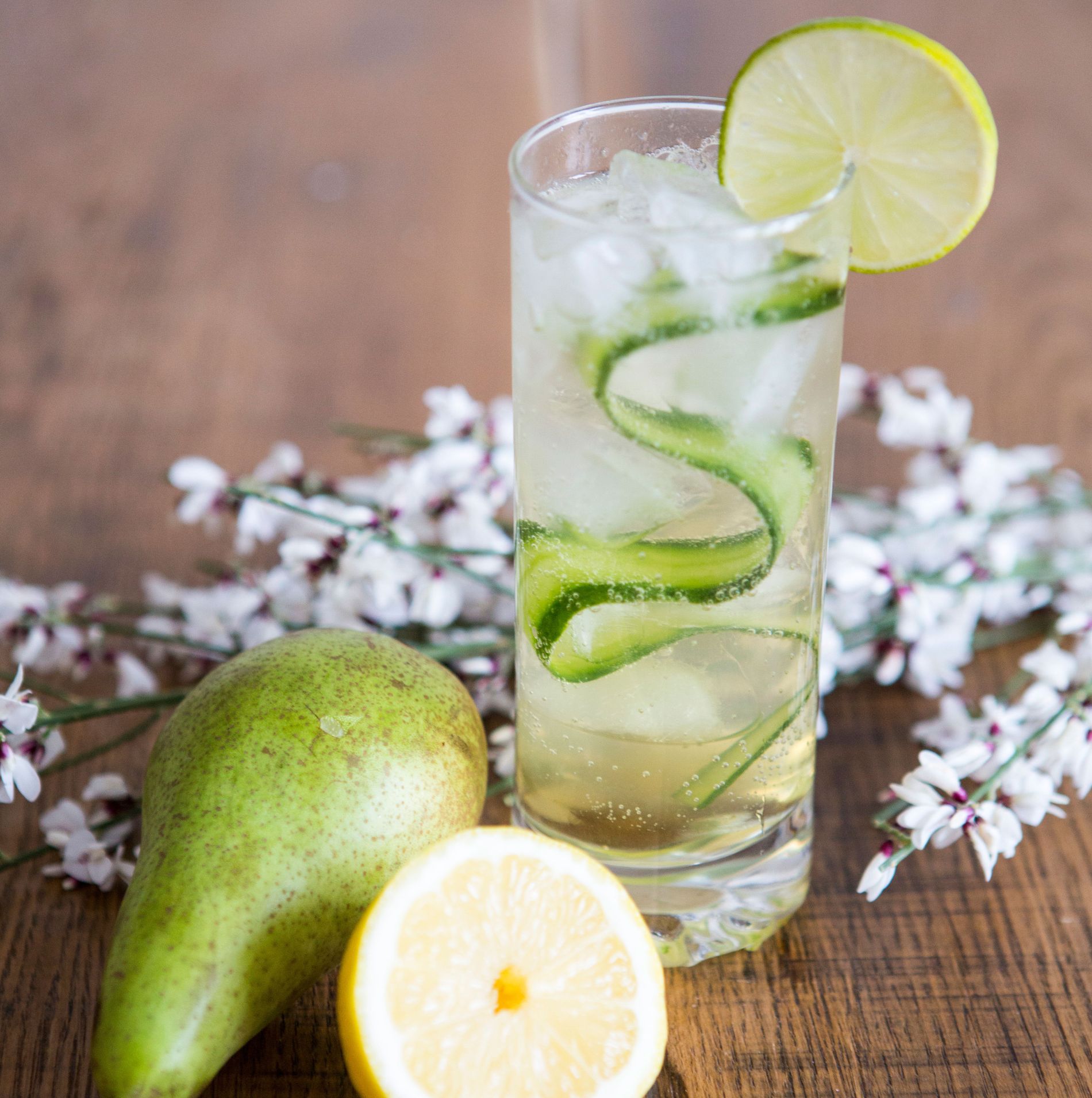 Alkoholfri drink med päron, gurka och citron