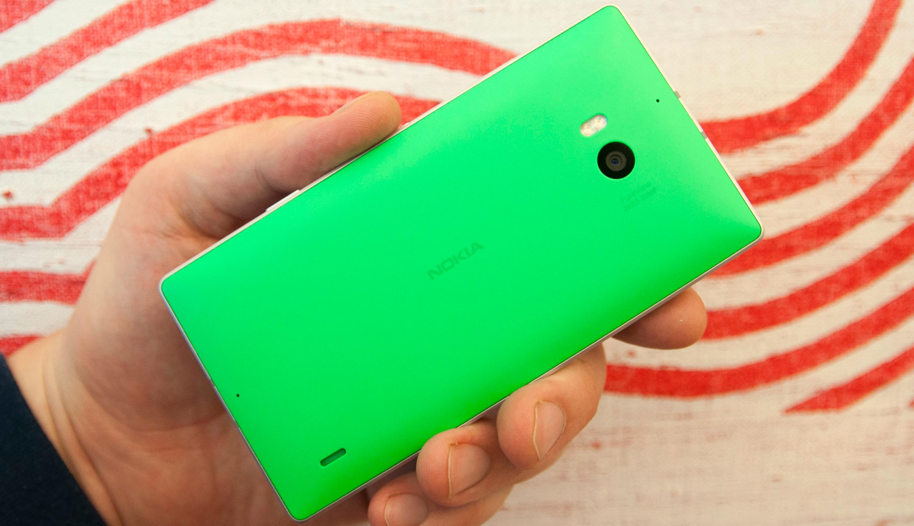 Kjøper du en grønn eller oransje Lumia 930 er du synlig på lang avstand.Foto: Finn Jarle Kvalheim, Amobil.no