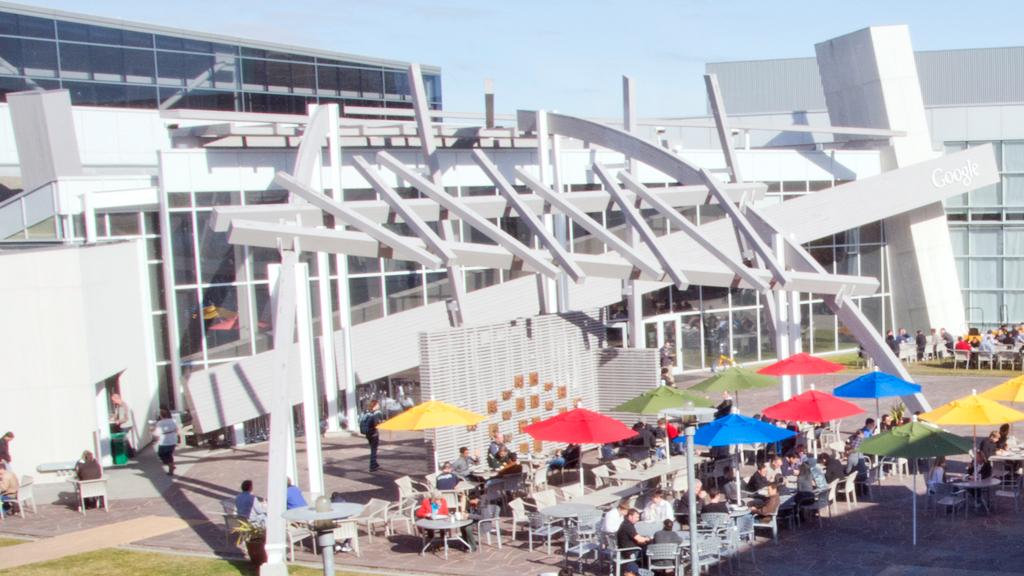 Det er store uteområder rundt Googles hovedkvarter. Her spiser de ansatte under parasoller i Google-fargene. (Foto: Jørgen Elton Nilsen)