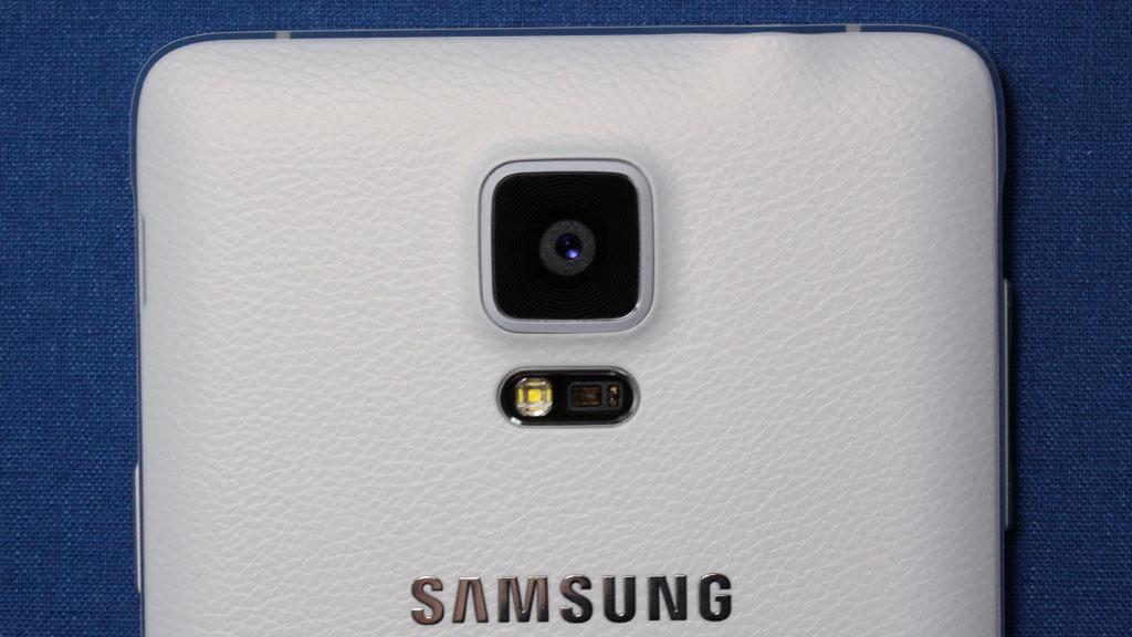 Designdetaljer som viser kamera, sensorer og logo på baksiden av Galaxy Note 4.Foto: Espen Irwing Swang, Amobil.no