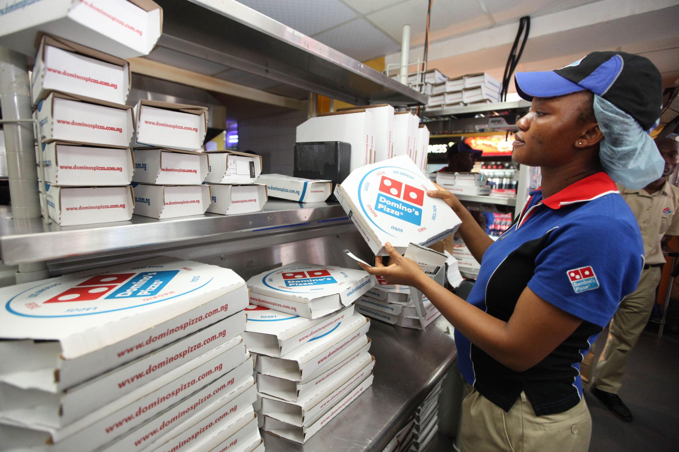 POPULÆR: Den amerikanske pizzakjeden Domino's Pizza har over 10.000 utsalgssteder i over 70 land over hele verden. Foto: AP Photo/Sunday Alamba