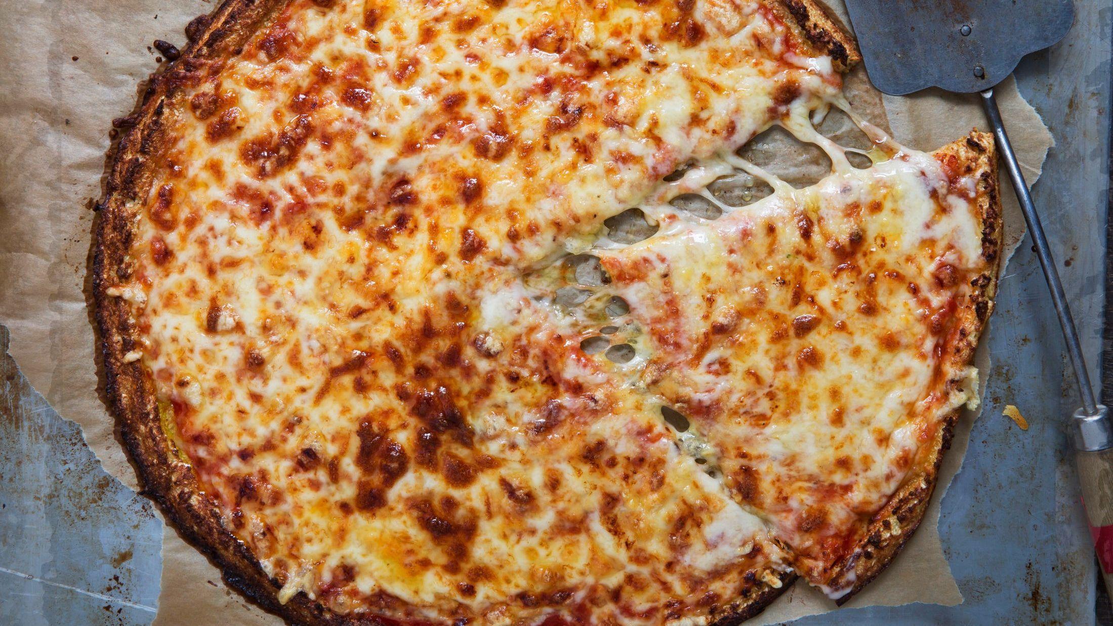 EN FAVORITT: Folk elsker pizza, og vi nordmenn spiser masse av det. Denne pizzaen er Lise Finckenhagens pizza med blomkålbunn - finn oppskriften lenger ned i saken. Foto: Christian Brun/VG