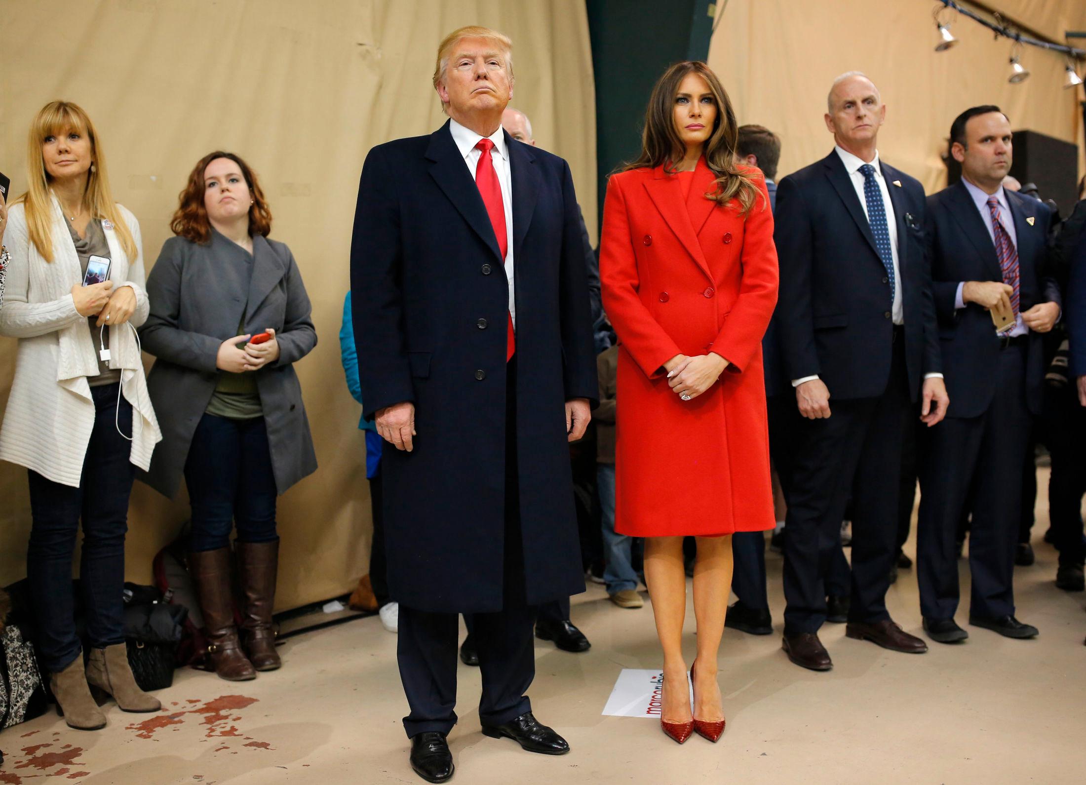FEMME FATALE: Under et offentlig oppdrag hos 7 Flags Event Center i Clive, Iowa, matchet Melania Trumps slips i helrødt. Rød drakt, rødt kåpe med dobbeltspenn og røde slangeskinnspumps. Foto: NTB scanpix